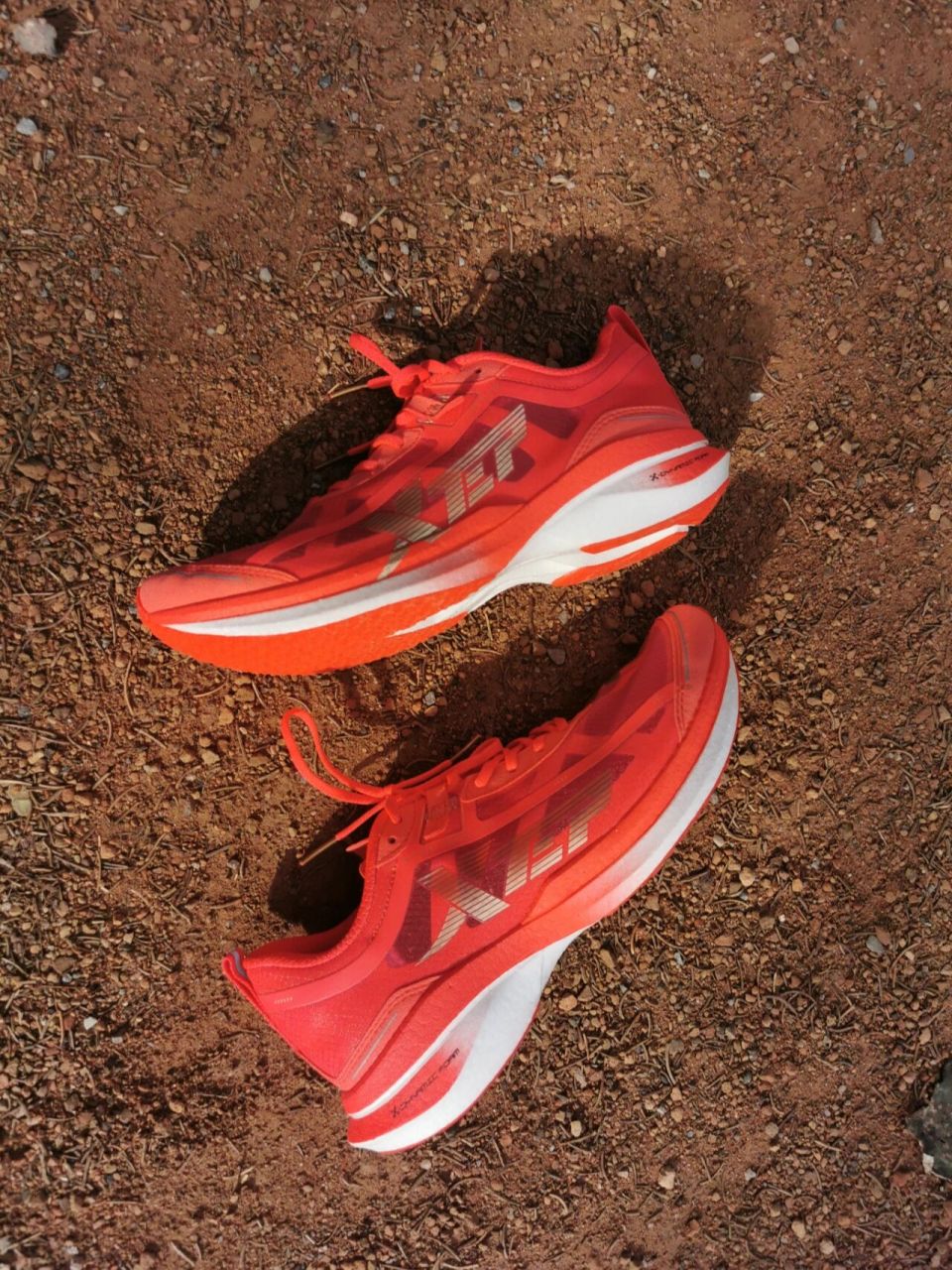 竞速160x丨第一双国人碳板竞速跑鞋 自从市售以来,特步160x一代一直是