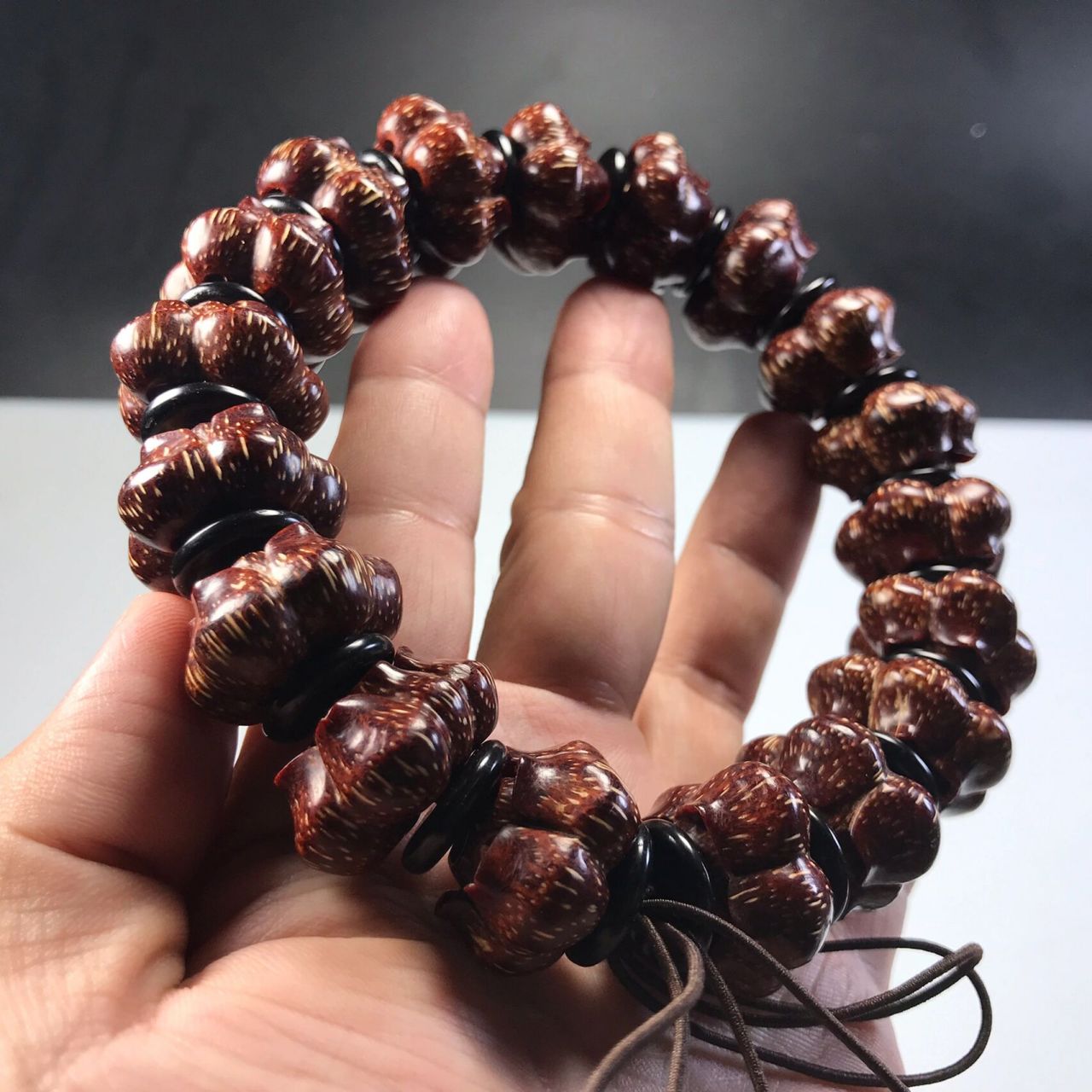 海南滴血莲花镂空工艺佛珠手链念珠 鸡血红品质,盘玩出来枣红色,精工