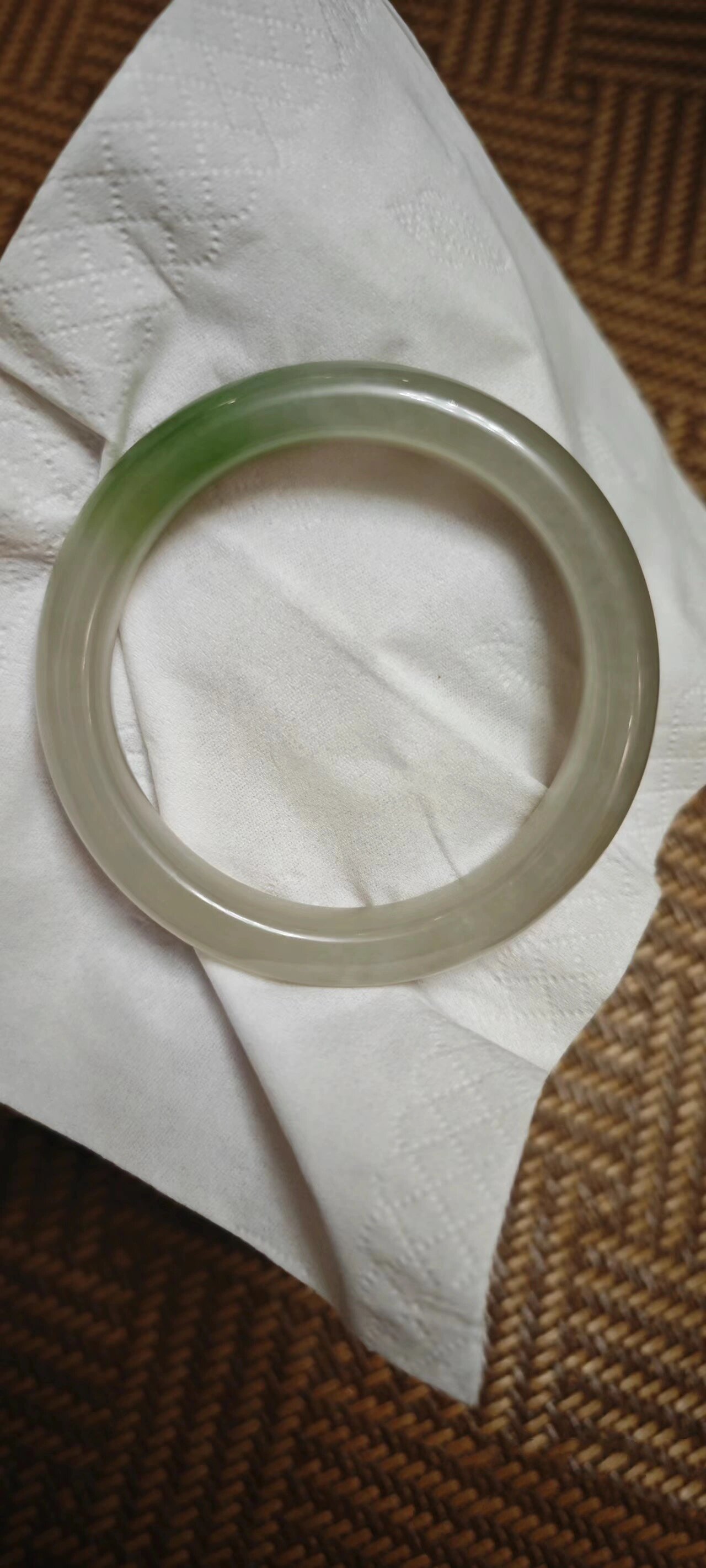 真实染色和田玉翠青案例    真正的翠青证书上应该是 翠青色或者  翠