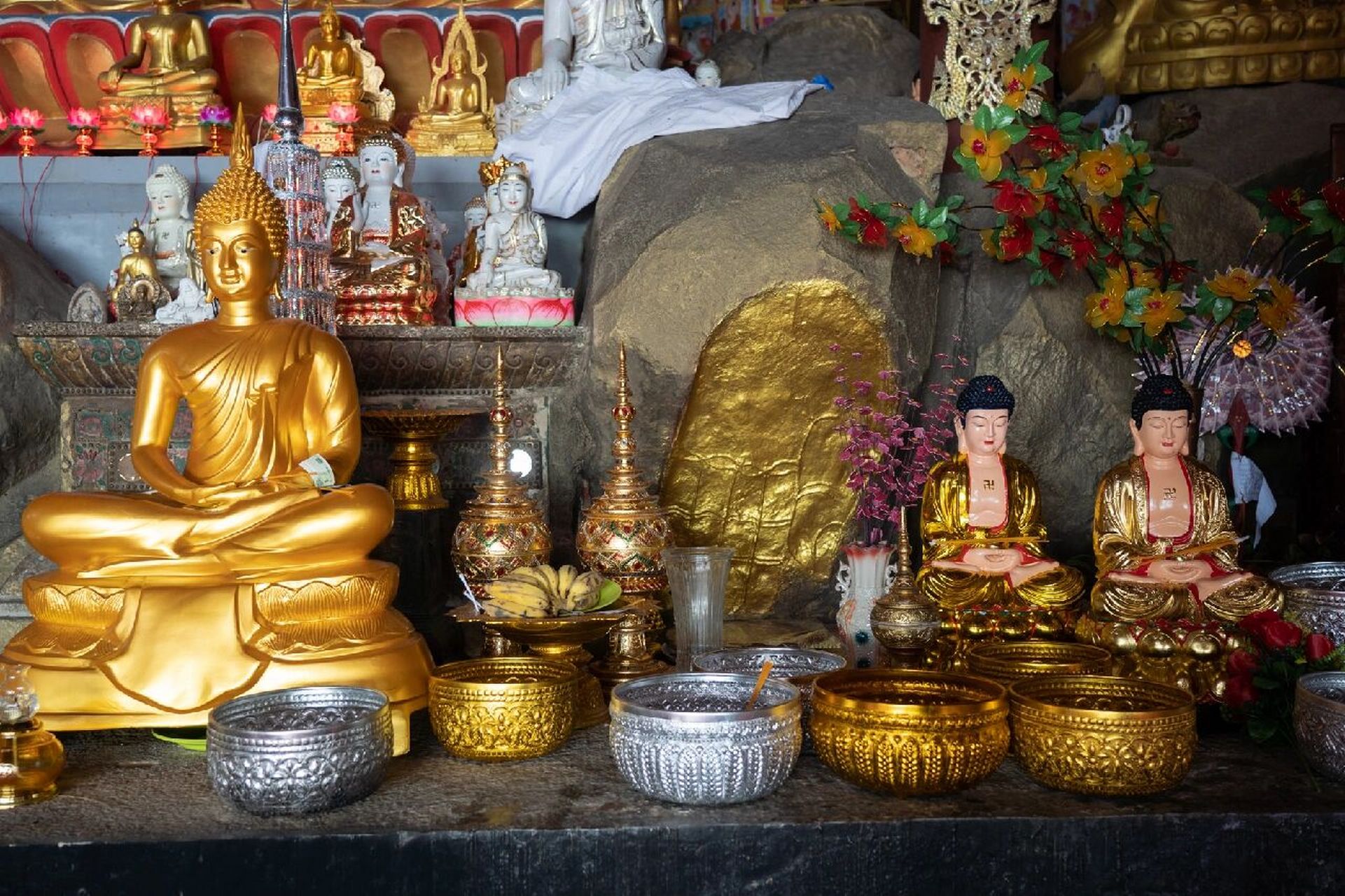 上午去参观了三个佛迹寺. 1-5:仍然保留着近百年来之原貌的芒岛佛 ..