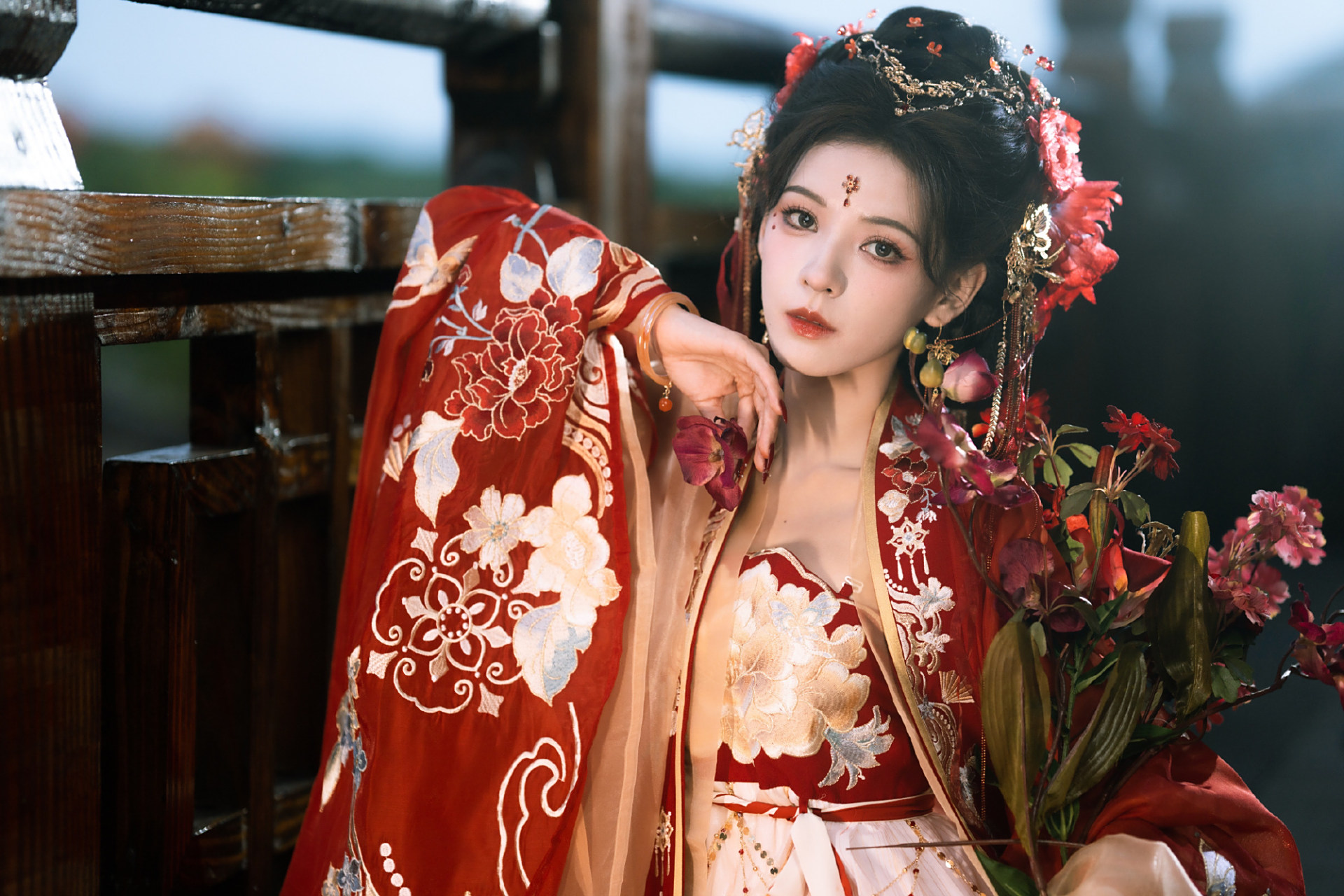 张予曦国风大典唯美造型:一袭红衣,一眸,一笑,是心动.