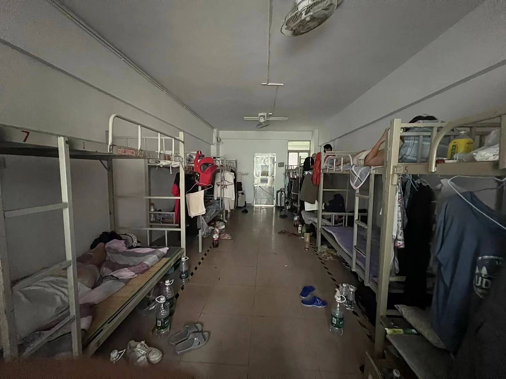 前天进来分了宿舍,感觉还不错挺大的,第一次来富士康,宿舍有空调,看到