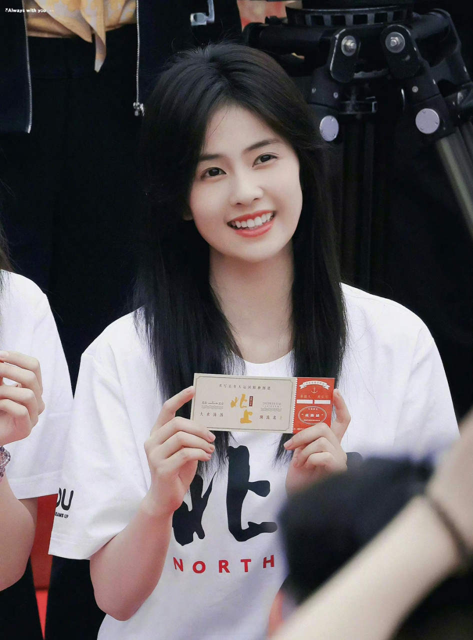 吴谨言红了之后,他的目光就放白鹿身上了,因为吴谨言是个不用操心的