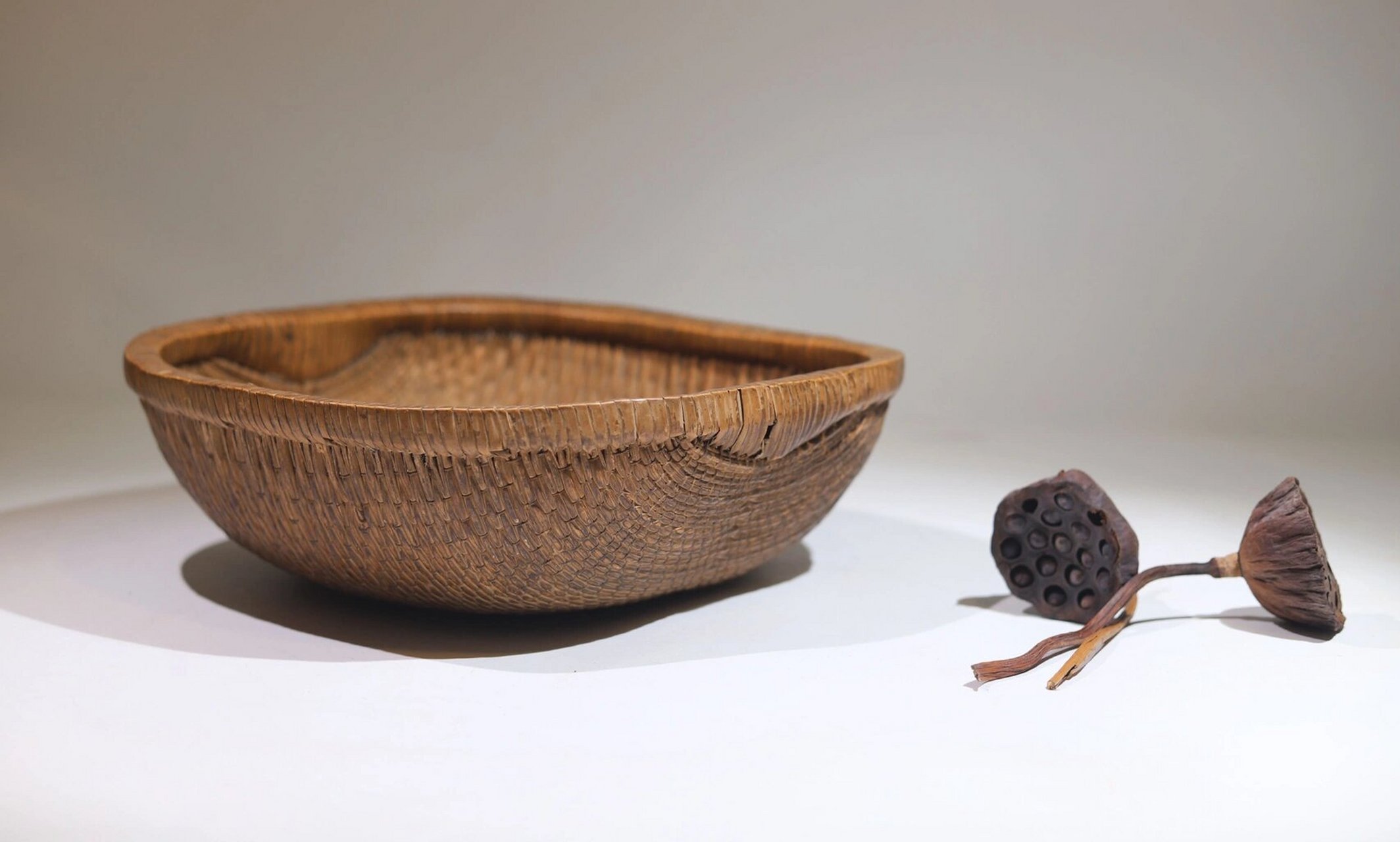 老柳编笸箩 原皮壳.编织精巧,方器较少.长,宽35.8厘米,高12.5厘米.