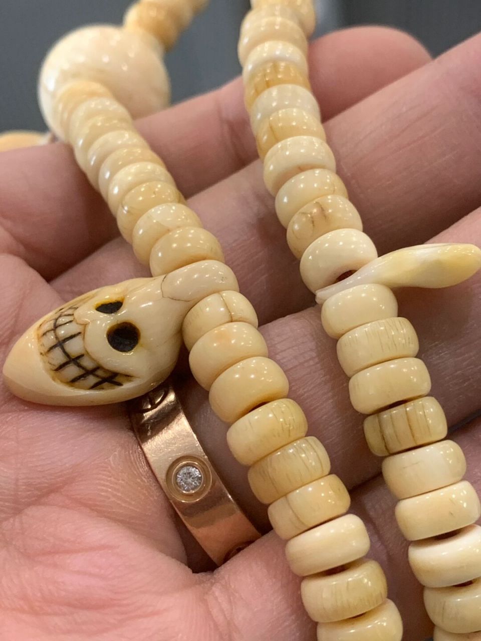 适当用油保养,会让串更润#藏传文玩# #猛犸象牙# #文玩