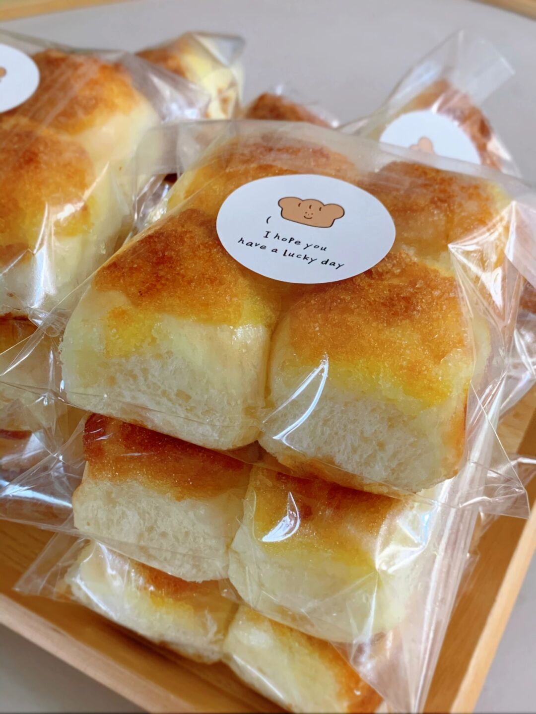 早上我女儿问她爸爸怎么带这么多面包