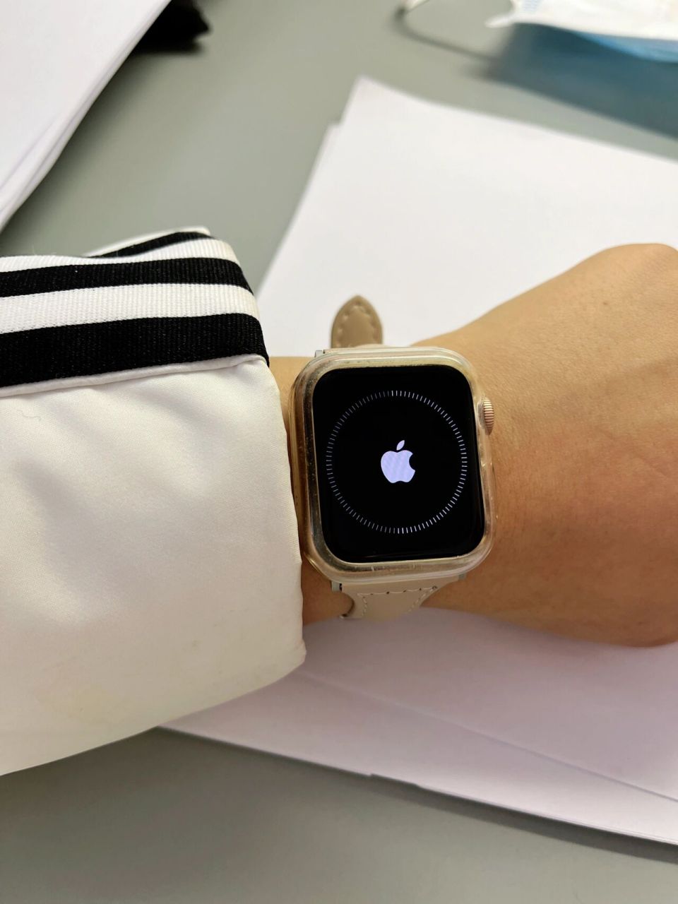 iwatch上找到—设置—通用(划到最下面)—还原—抹掉所有数据 2.