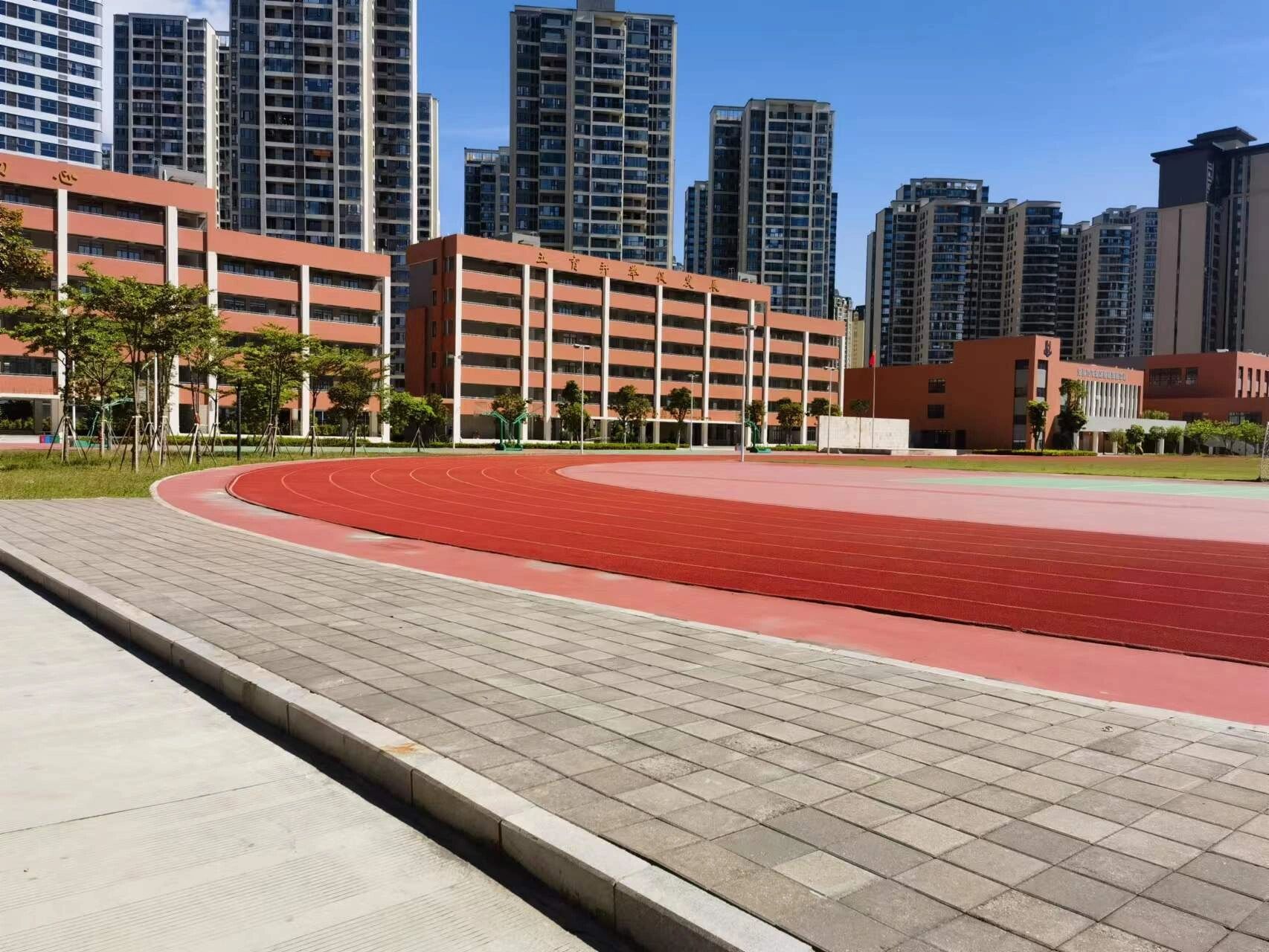 汕头金湾学校小学生一枚 三线城市的公立学校,感觉很可了 咱也是小