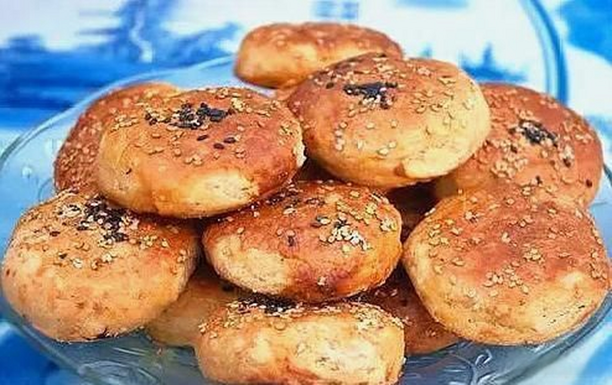 建德烧饼原名严州干菜烧饼,又名严州酥饼,建德干菜烧饼,是建德传统的