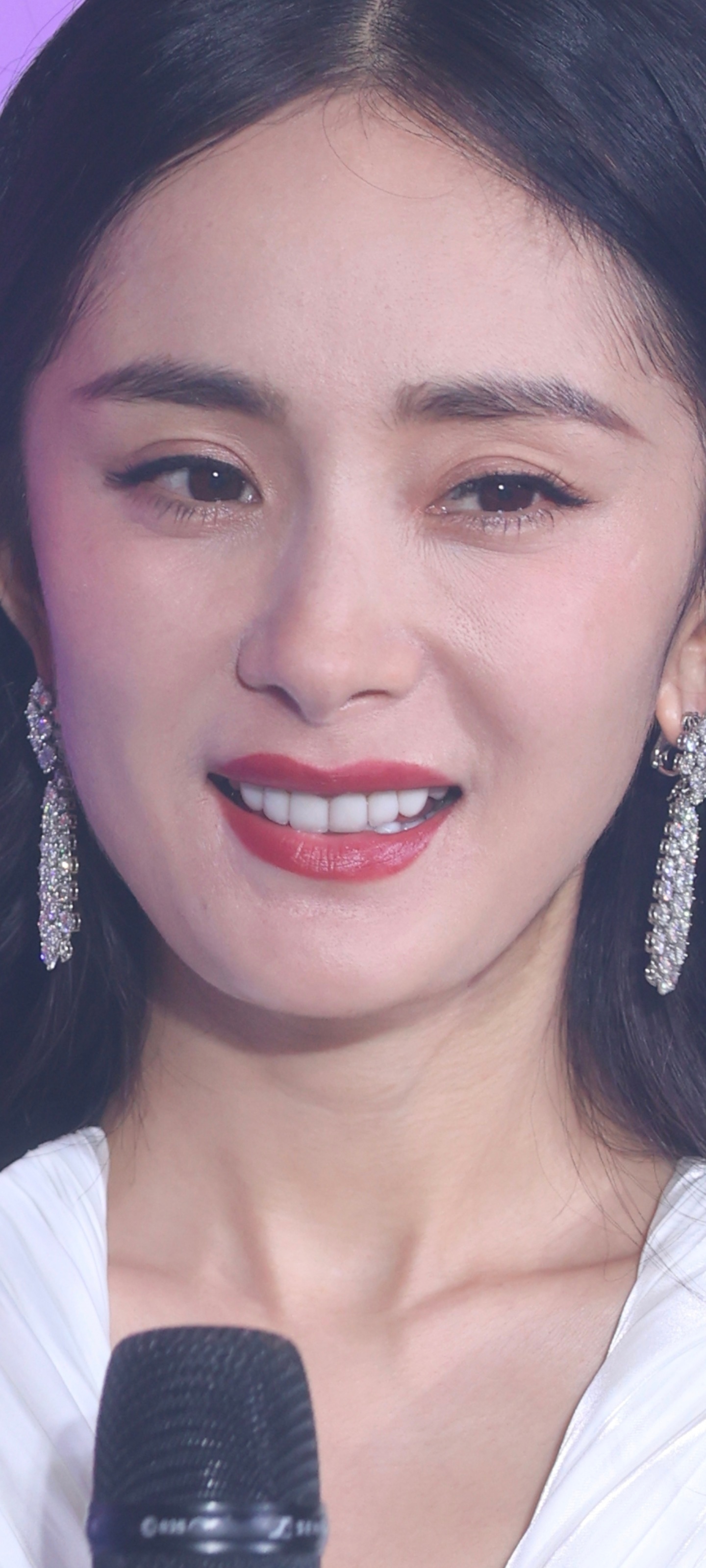 杨幂的年纪这个怼脸已经很不错了,除了眼部衰老之外皮肤很紧致