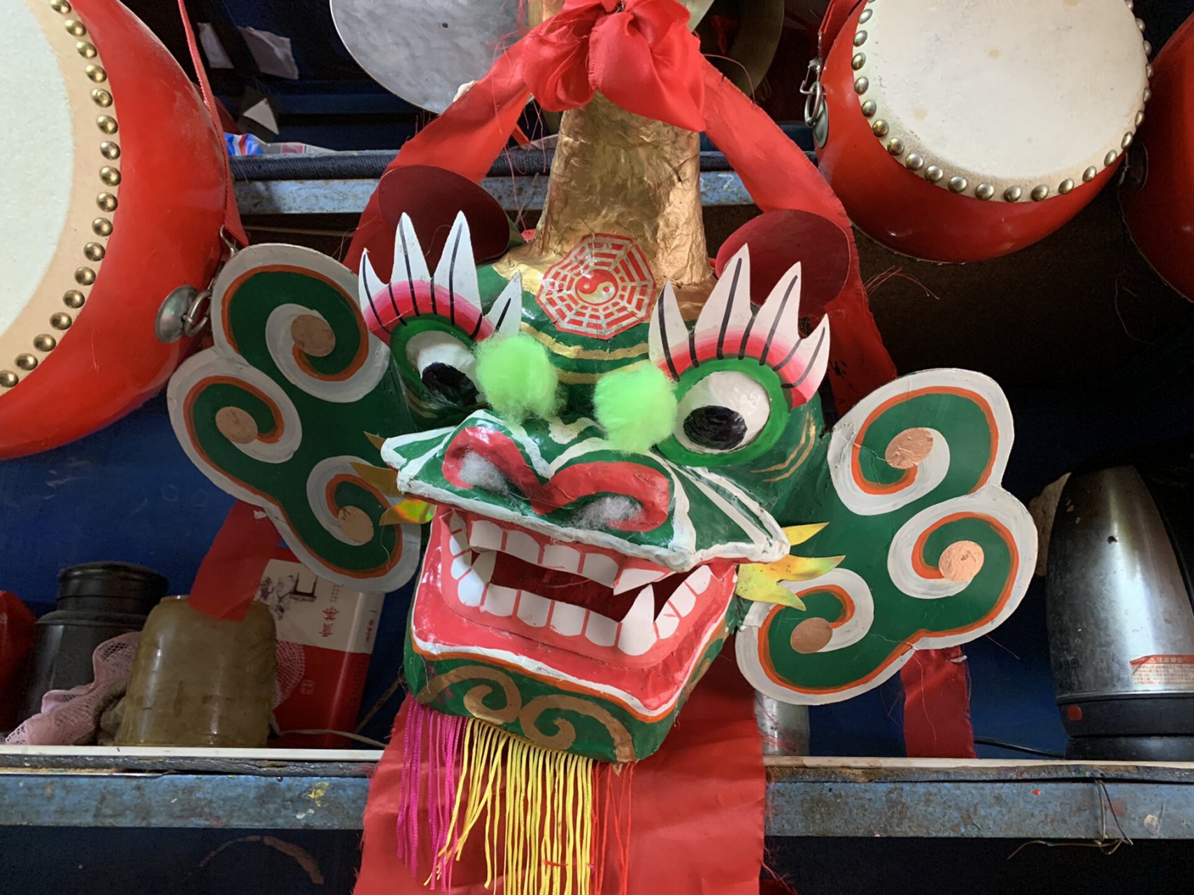 海陆丰舞狮之汕尾陆丰麒麟狮 陆丰麒麟狮,麒麟的制作以竹篾,纸为主要