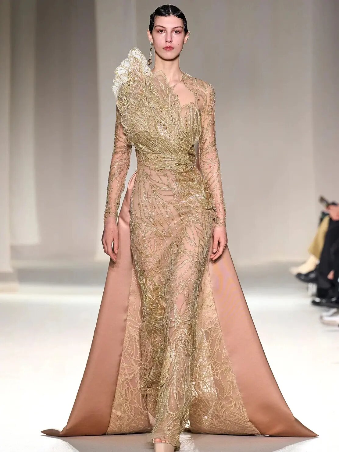 elie saab 2023春夏高定系列以金色为主题,设计灵感来自泰国的明媚