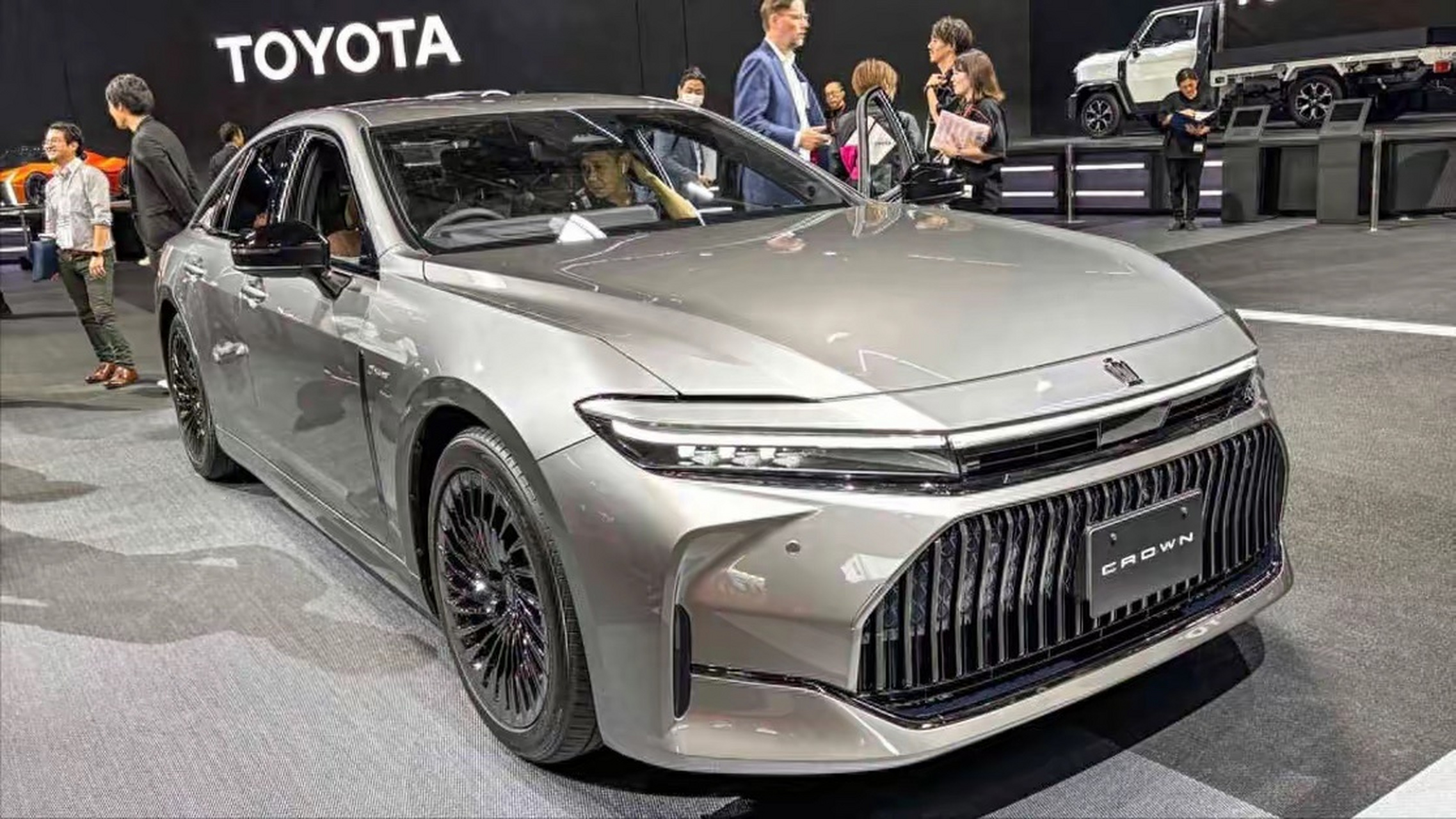 豪车超跑[超话] 丰田皇冠sedan实拍:新一代最正宗皇冠,品牌唯一的轿车