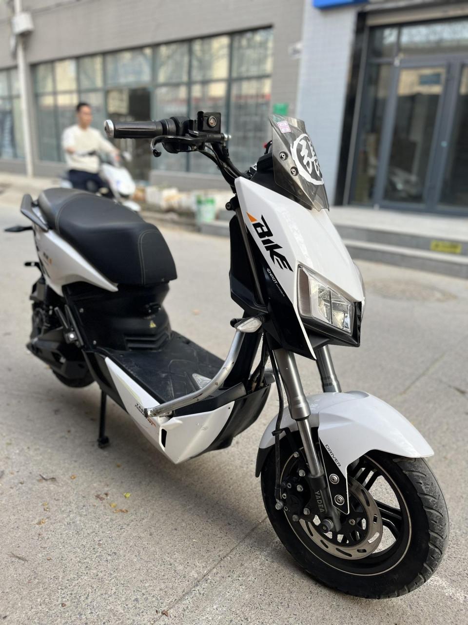 雅迪电动车x5,雅迪x5九成新整车保修半年,72付20安超威电瓶,带心情灯