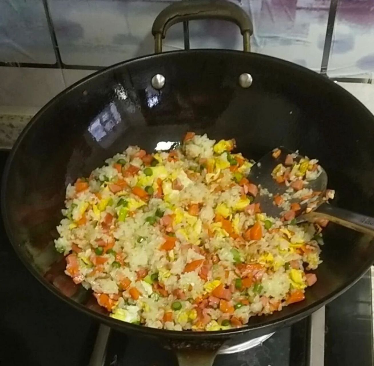 西红柿鸡蛋火腿炒饭,很家常很好吃 9898米饭95 米饭一碗,西红柿