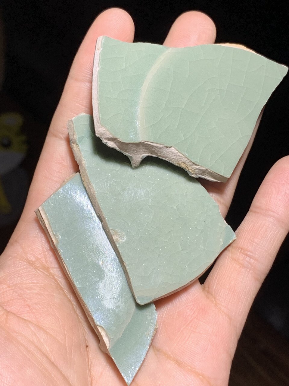 北宋汝窑张公巷支钉片,瓷片残器 张公巷都是典型的圆形支钉,满釉支烧