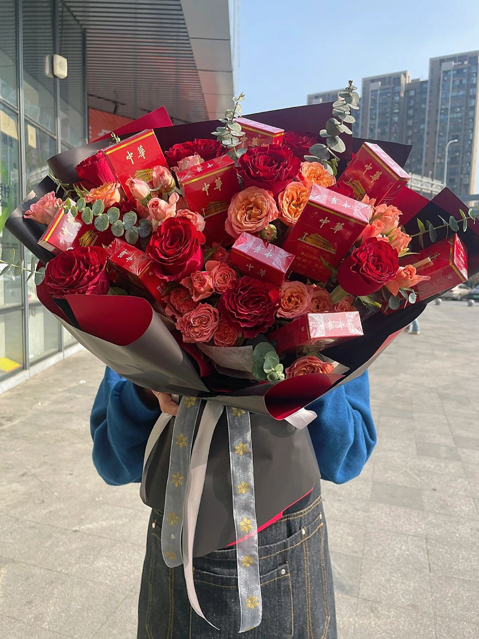 礼品花束中华香烟 宝贝女儿给爸爸送的生日花束 	 高原红玫瑰花束