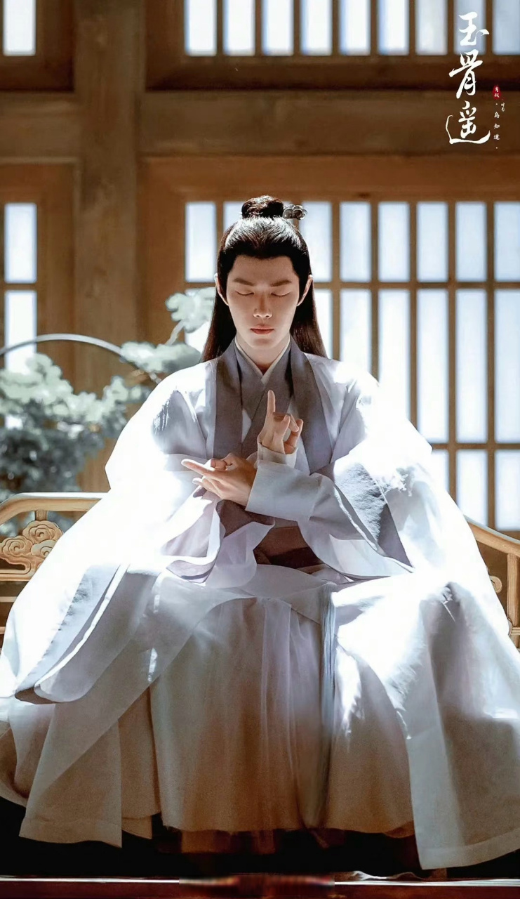 肖战新剧妆造##玉骨遥里的古风美学# 白衣不染尘,玉骨映寒薇.