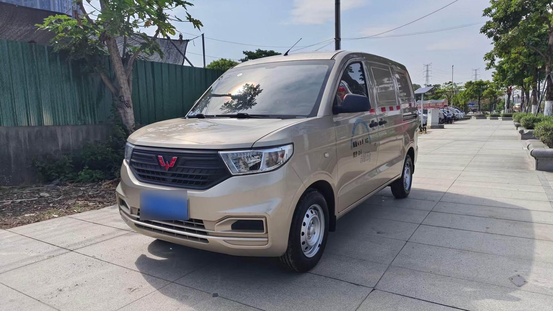 急售21年五菱宏光v,两座货运版1.5排量,有空调助力电动门窗,大屏导航.