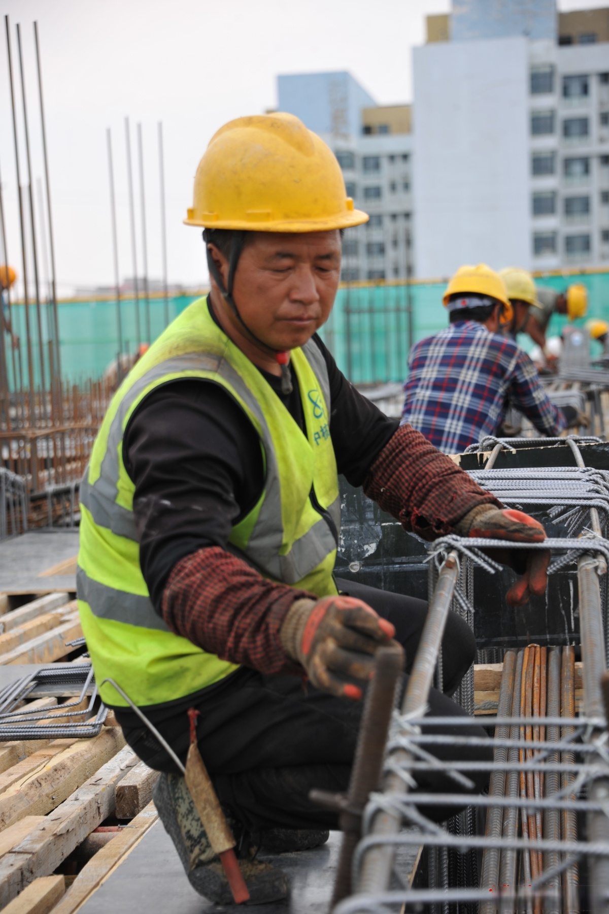 高温下的劳动者# 【高温下的建筑工人】6月18日,山东淄博,张店双创