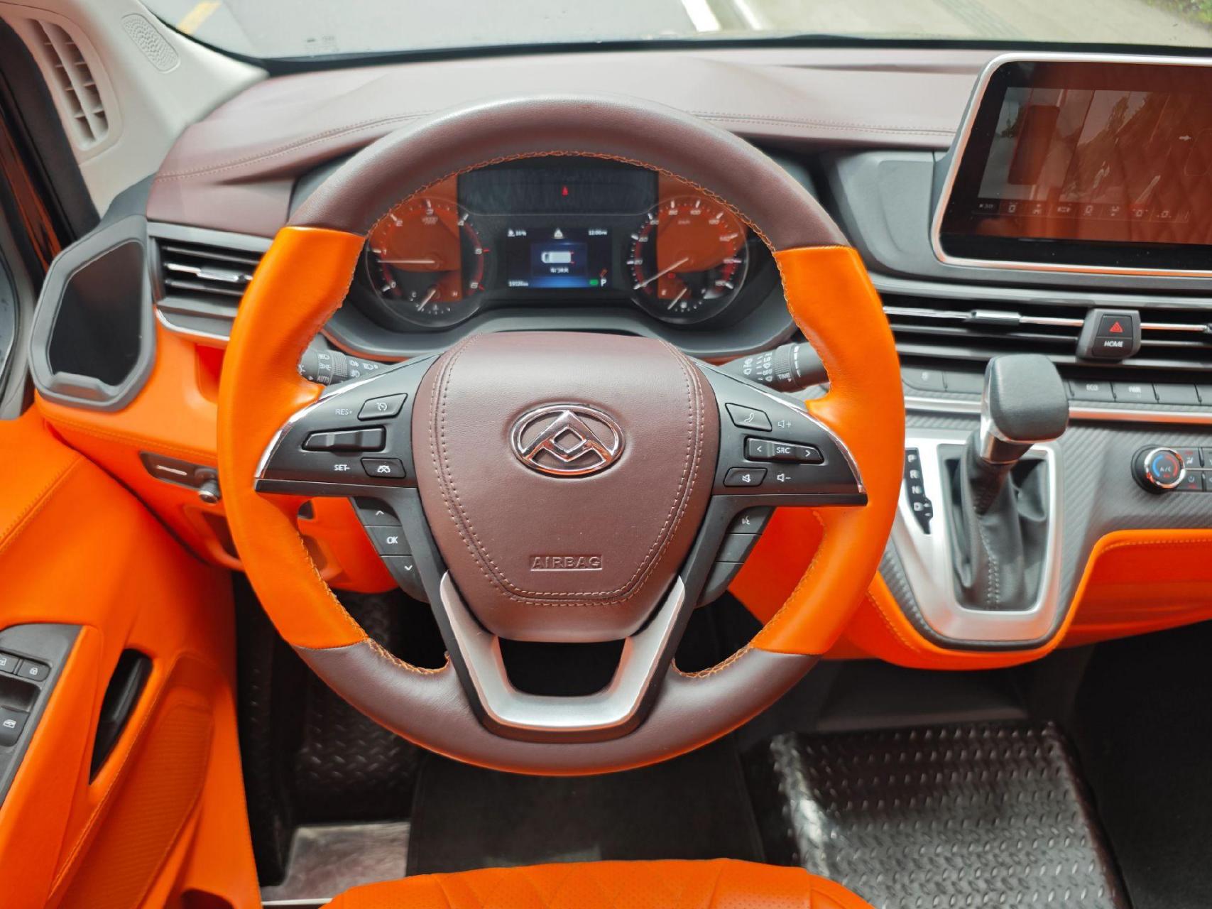 22年上汽大通v90长轴高顶智运版6座 2.