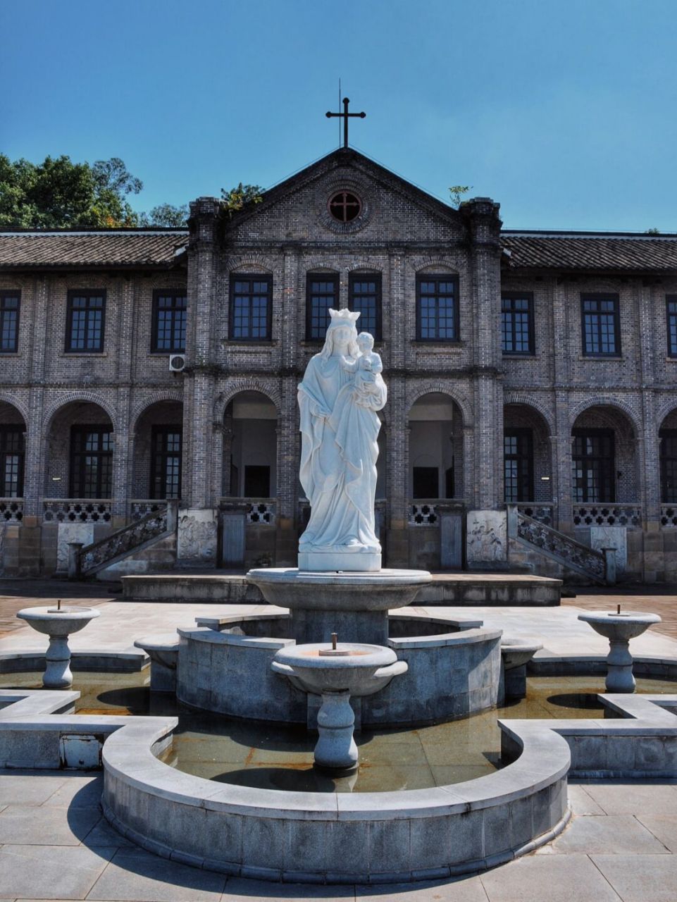 慈母堂为重庆南岸慈母山,建于清宣统三年(1911年),由法国天主教川东教