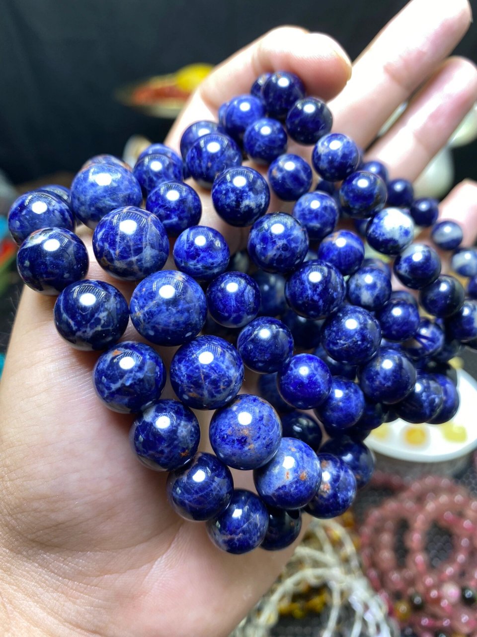 天然油画9815,蓝纹方纳石 蓝纹方钠石含有大量的钠元素和氯元素