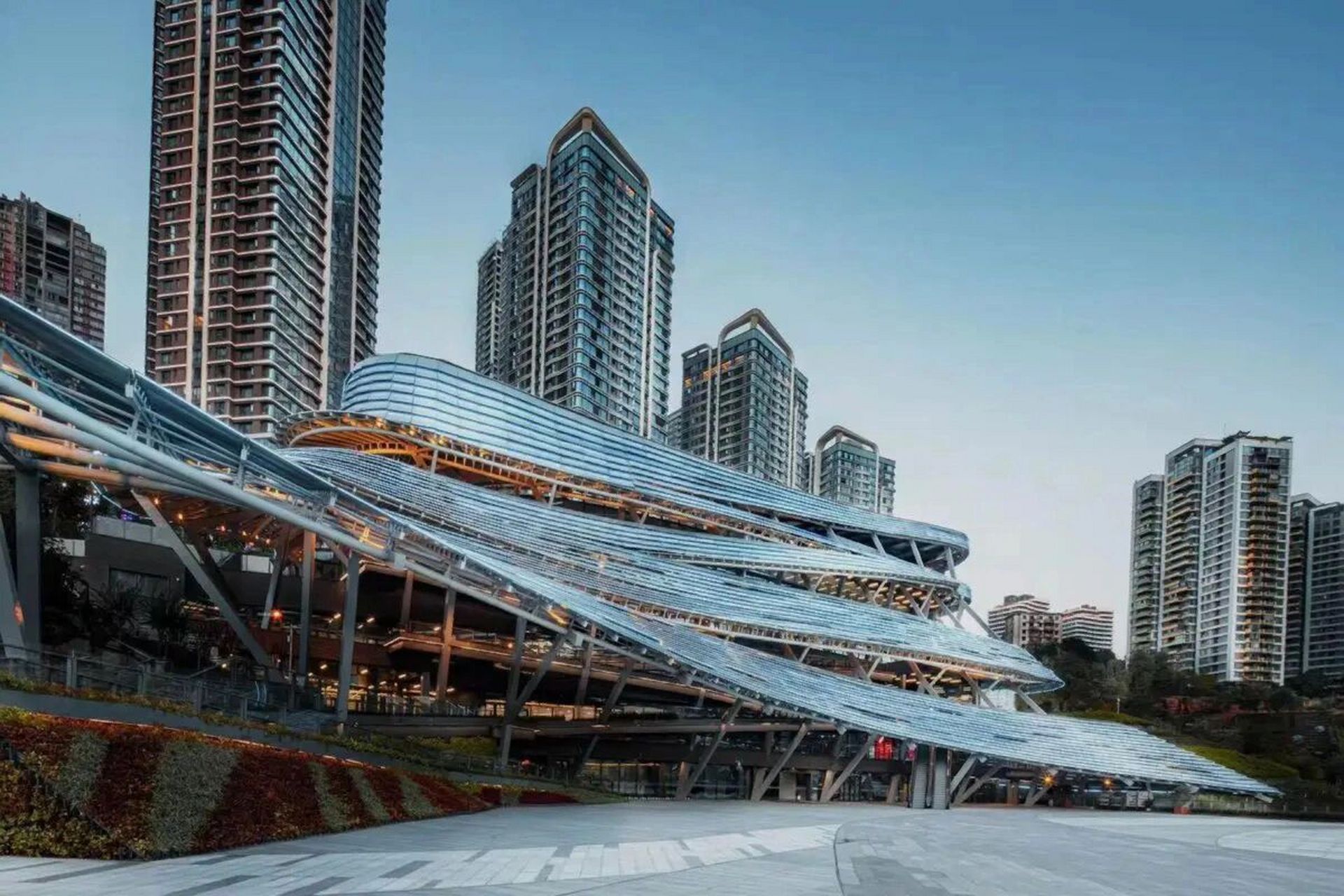 重庆两江交汇最佳打卡点 位于长嘉汇项目的弹子石广场,非常大的一片