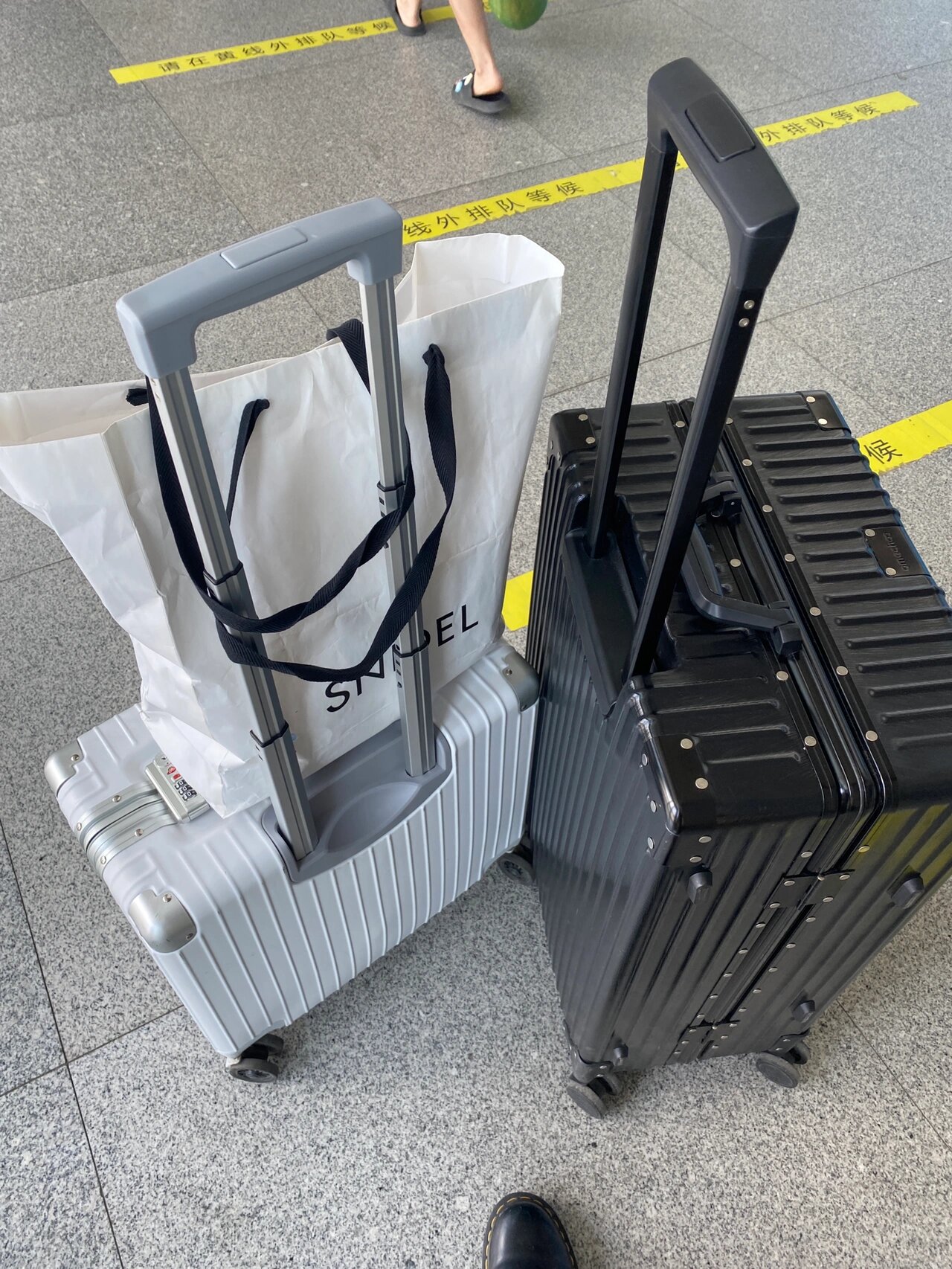 挑战带两个行李箱坐高铁