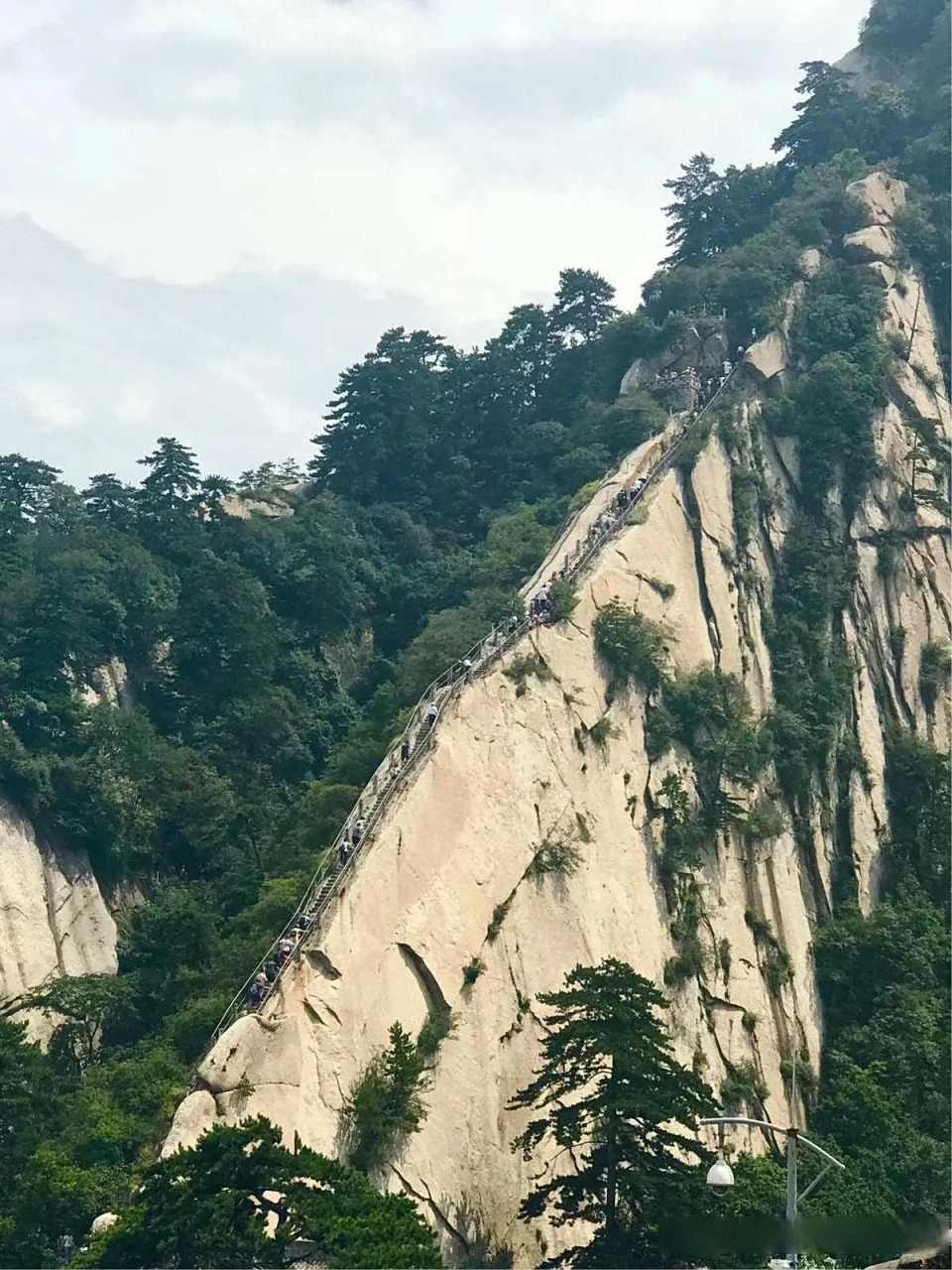 " 苍龙岭是华山五云峰下的一条山脊,形似刀刃,异常险峻,属华山著名险