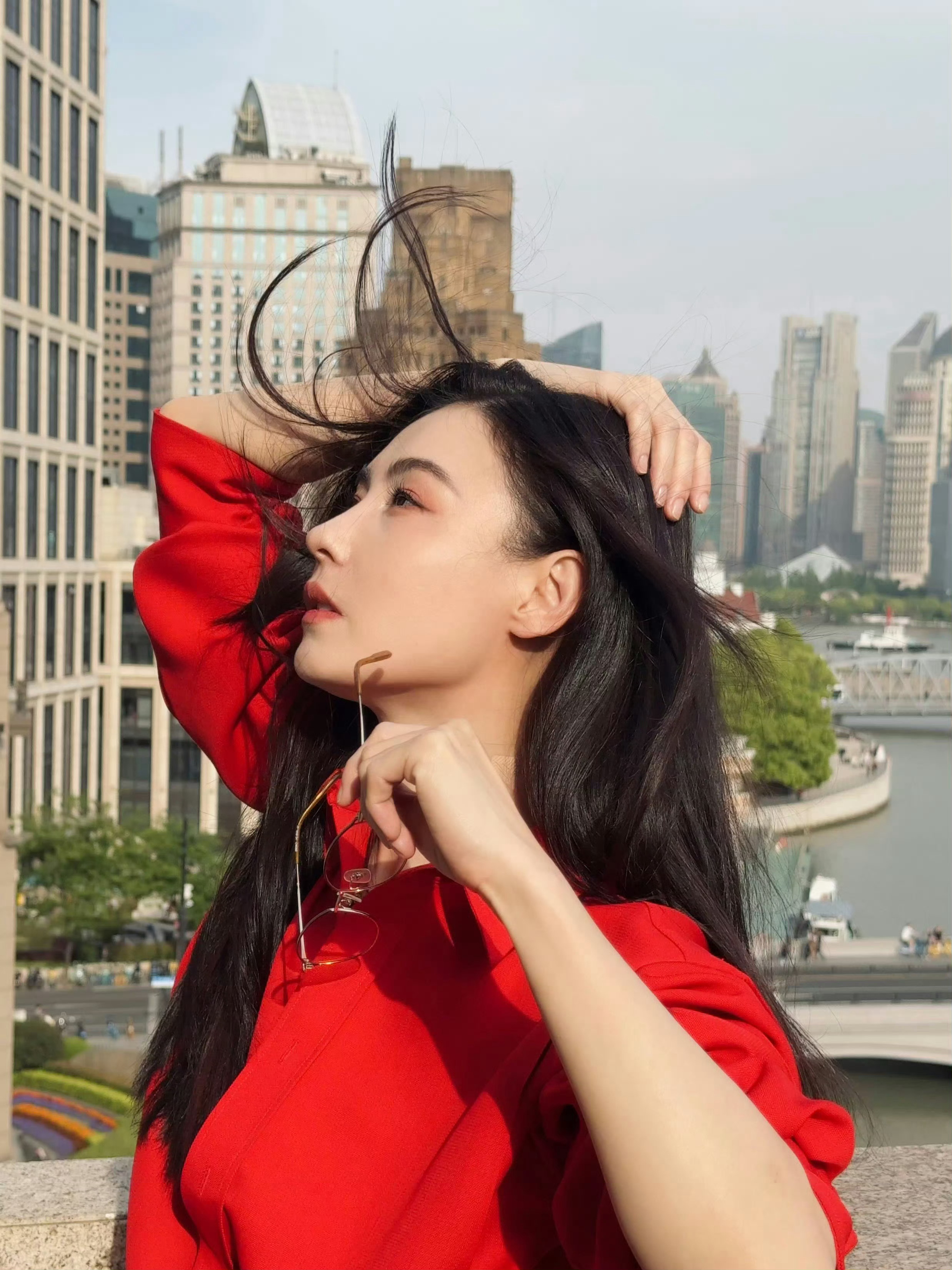 动起来的张柏芝氛围感直接拉 金丝眼镜高智感直接拿捏 发丝随风轻扬