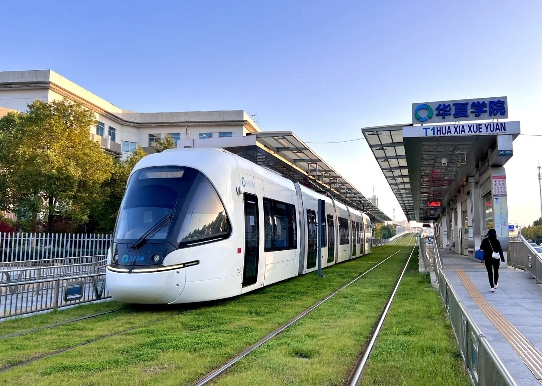 光谷有轨电车11月28日开通试运营!  光谷交通24日发布公告,11月28日武