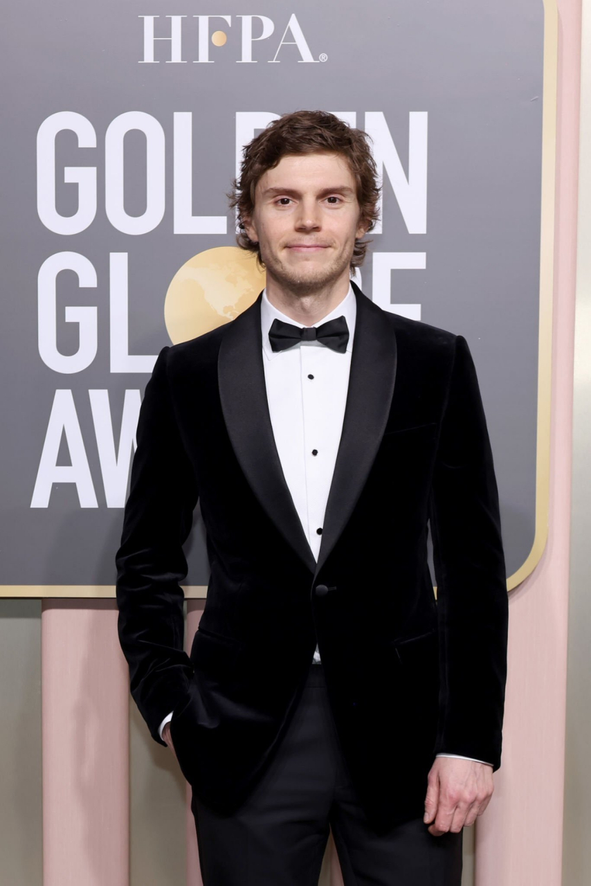 2023金球奖红毯# "快银"伊万·彼得斯亮相第80届美国电影电视金球奖