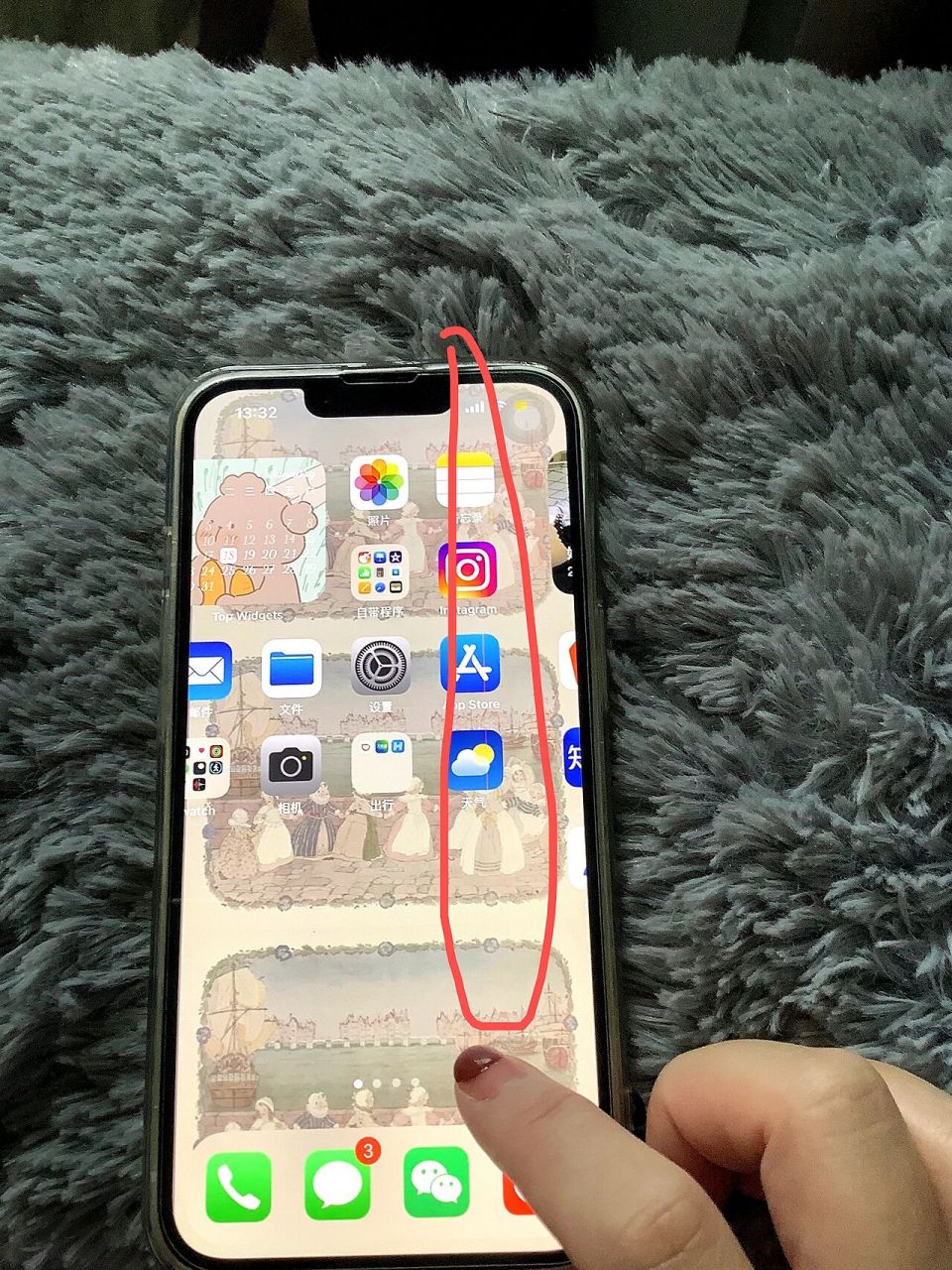 iphone13屏幕出现一根竖线 前天在快乐刷抖音的时候,忽然屏幕出现一根
