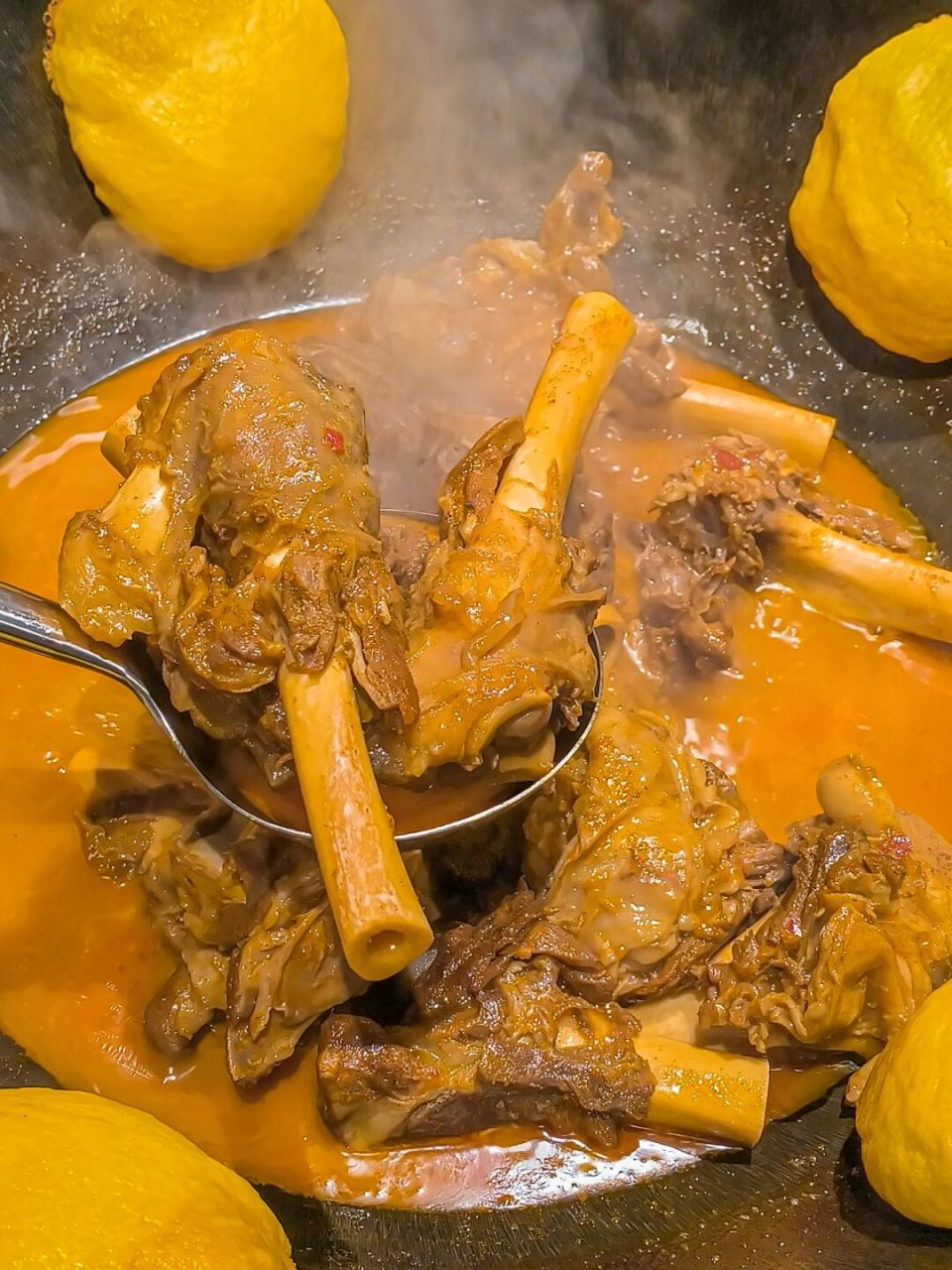 今天和朋友来吃铁锅炖,点了羊棒骨锅 棒骨上的肉又香又软烂,超级入味