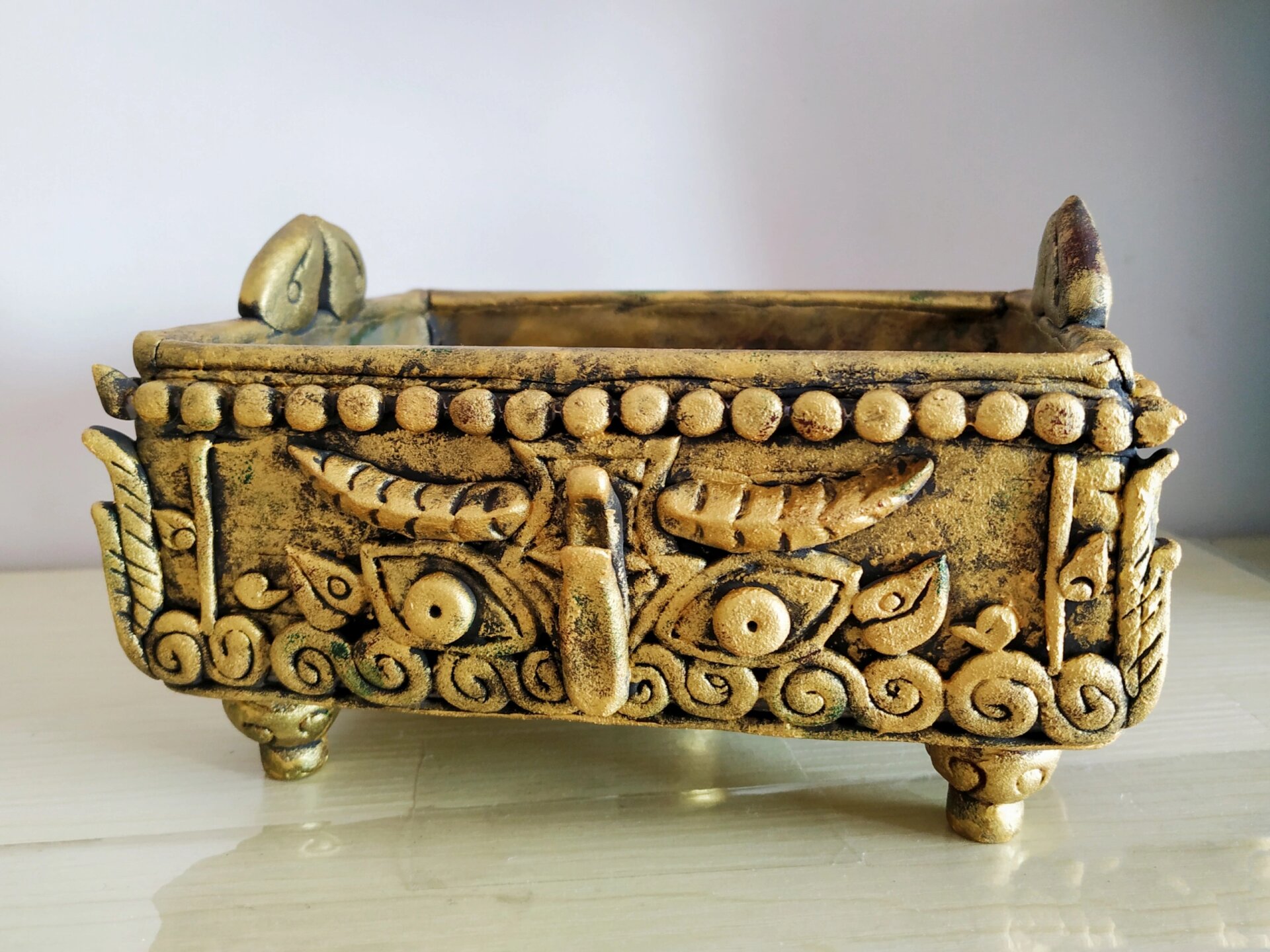 粘土diy青铜鼎 粘土diy仿青铜小鼎,孩子觉得好玩,金色丙烯颜料涂的有