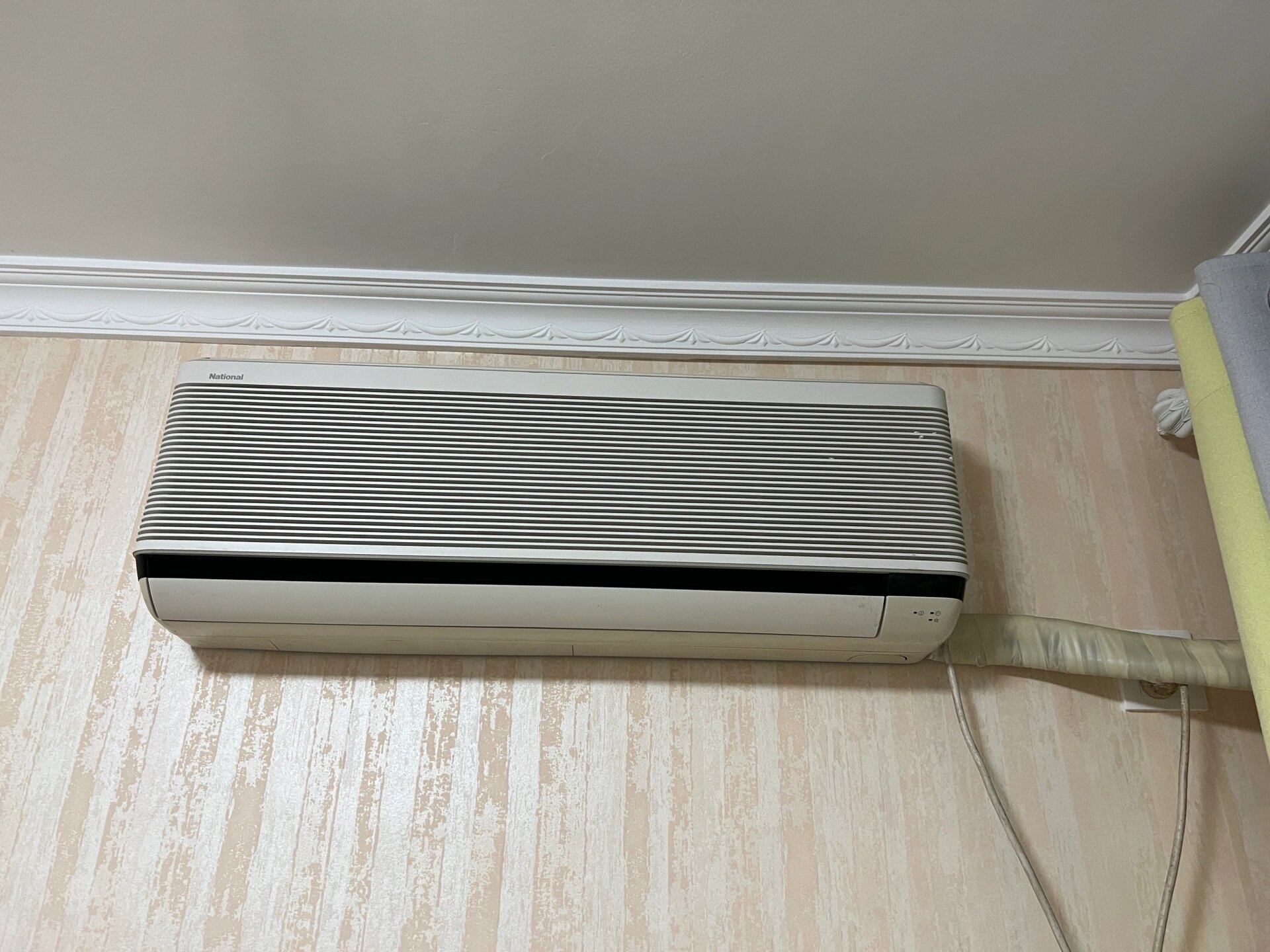 快三十年的松下古董空调,吹着风还挺凉…… 这么多年,换了好几个地方