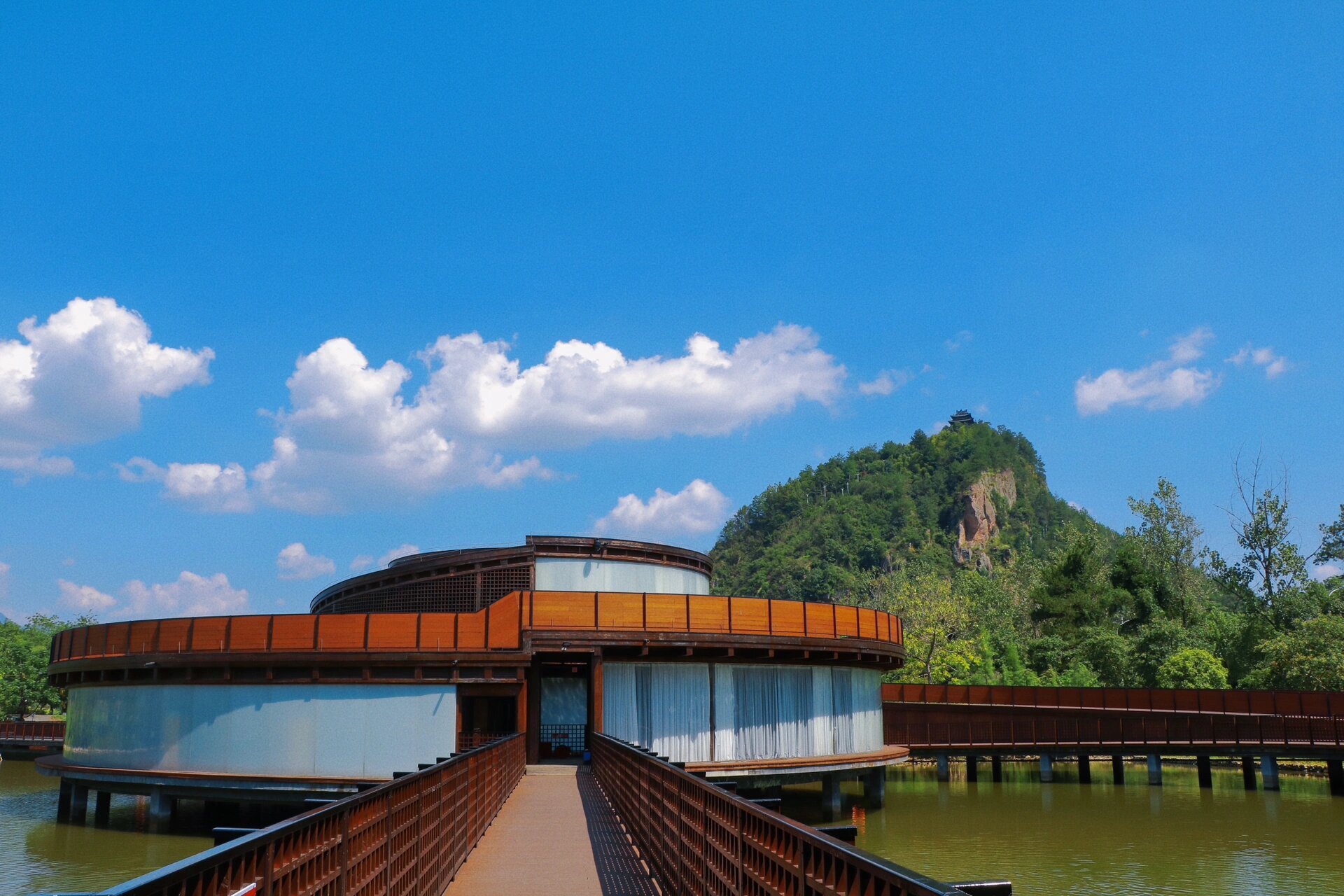 丽水松阳|独山驿站 独山驿站,的特色造型在湛蓝的天空下呈现,别是一番