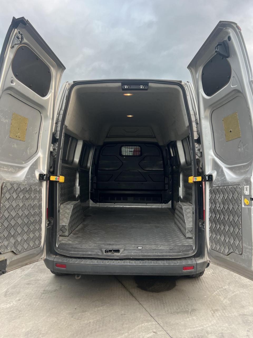 0t,三座盲窗,拉货好能手,大型面包车,中轴中顶,车厢加装铝合金底板.