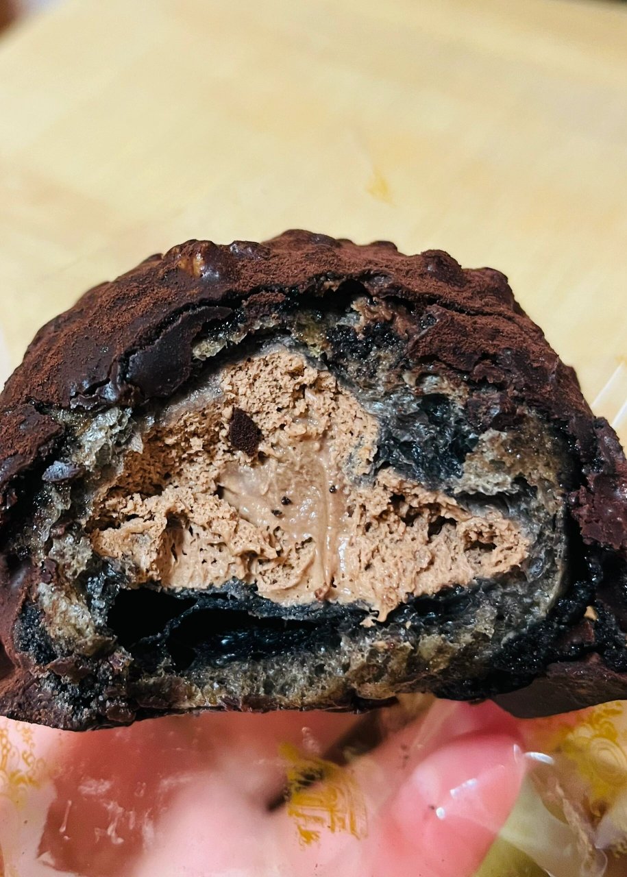 罗森甜品 巧克力泡芙 口感很丰富,外面是脆脆的巧克力,里面依次是泡芙