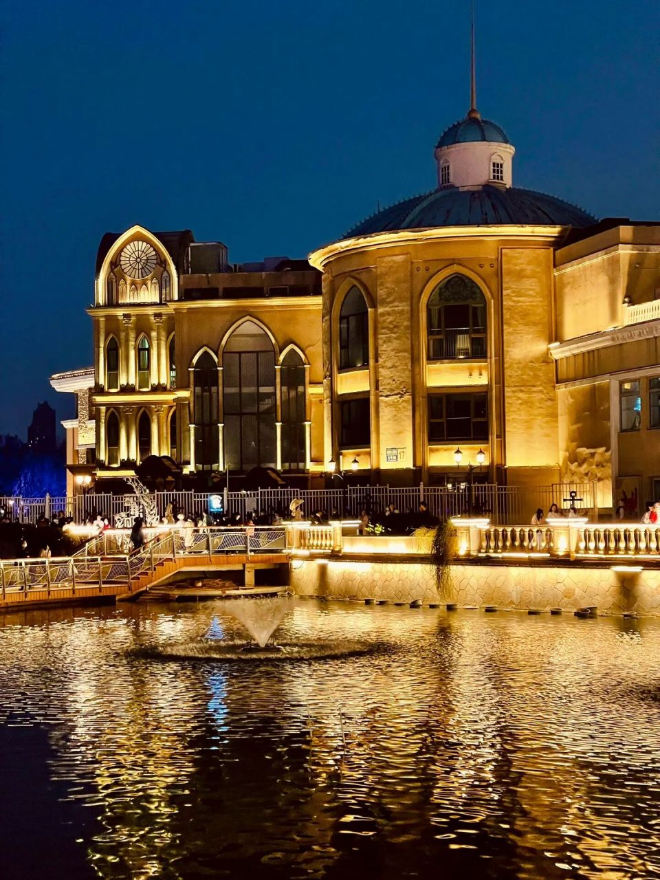 位于朝阳公园附近的蓝色港湾 欧式风格的建筑  浓郁的异域风情 白天