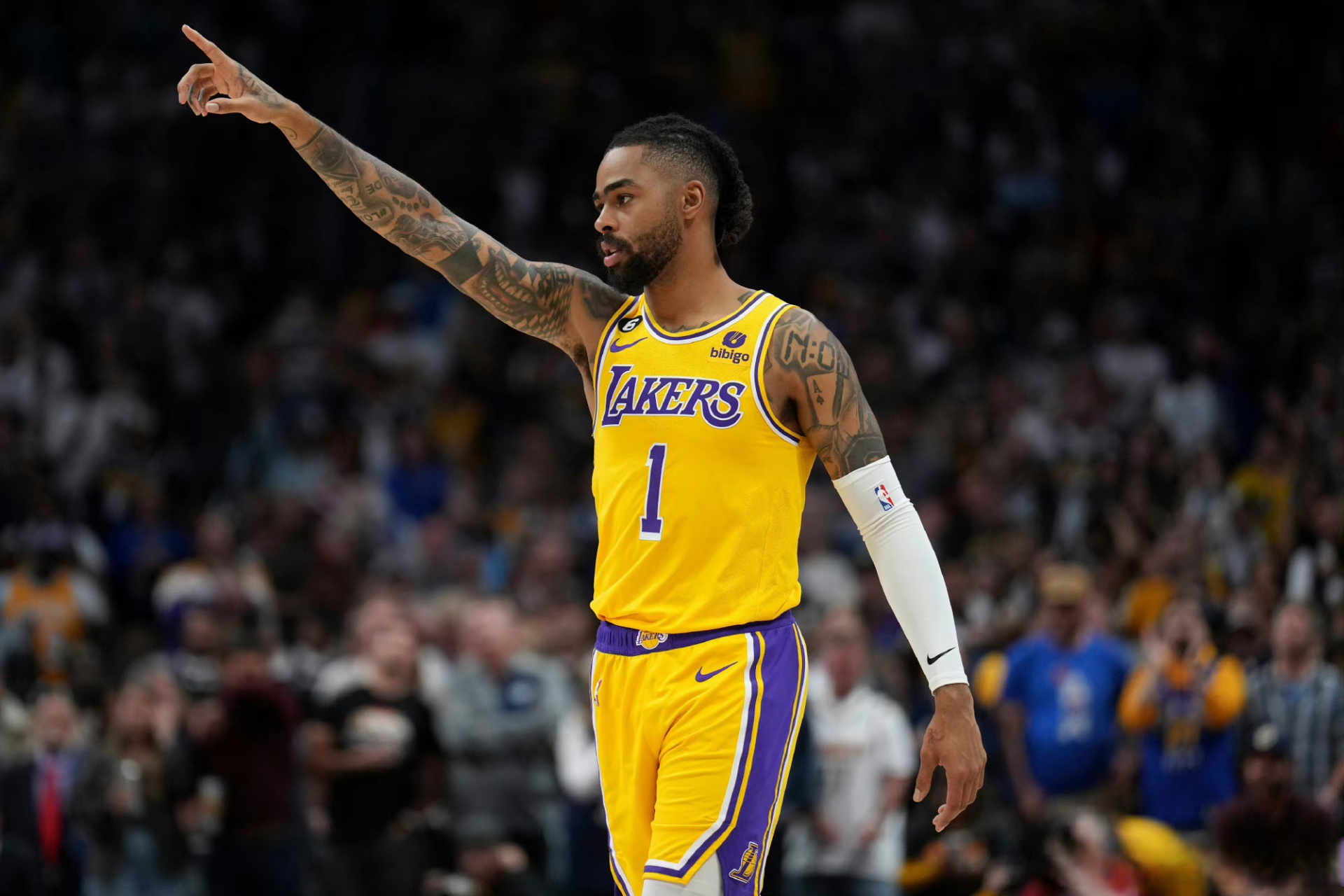 我西决拉塞尔[三哈][三哈] 据统计,这两场西决比赛,当拉塞尔在场时