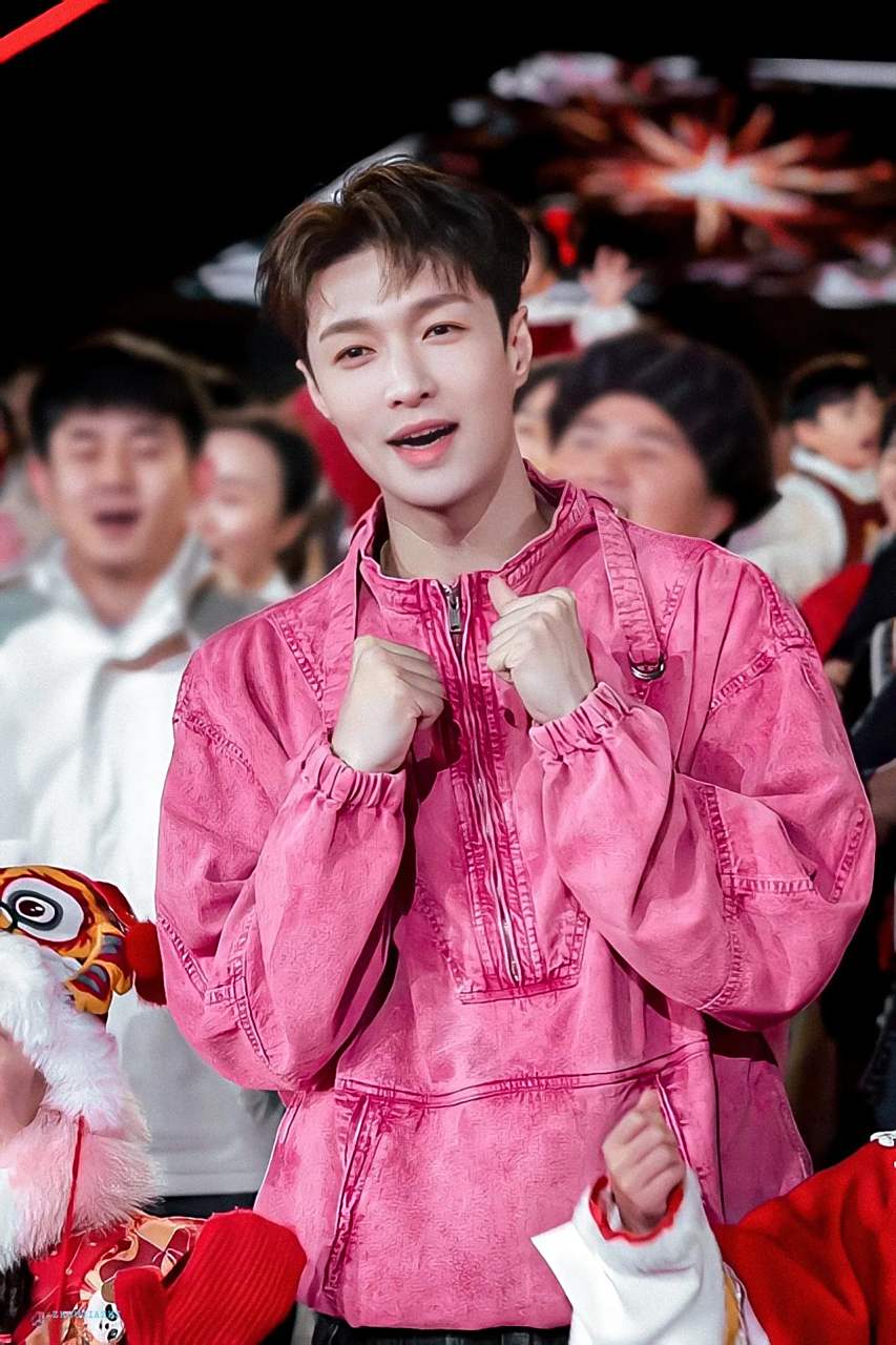 春晚长沙分会场的张艺兴太帅了,第一次看到一个男生把粉色穿得这么