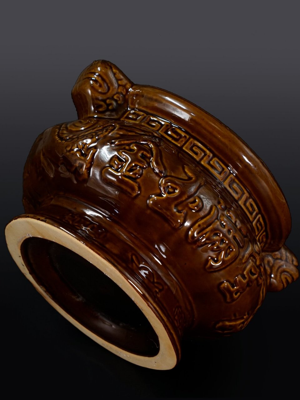 广东潮州陶瓷香炉 材质:陶瓷 题材:"金玉满堂"等 年代:唐代 在"中国