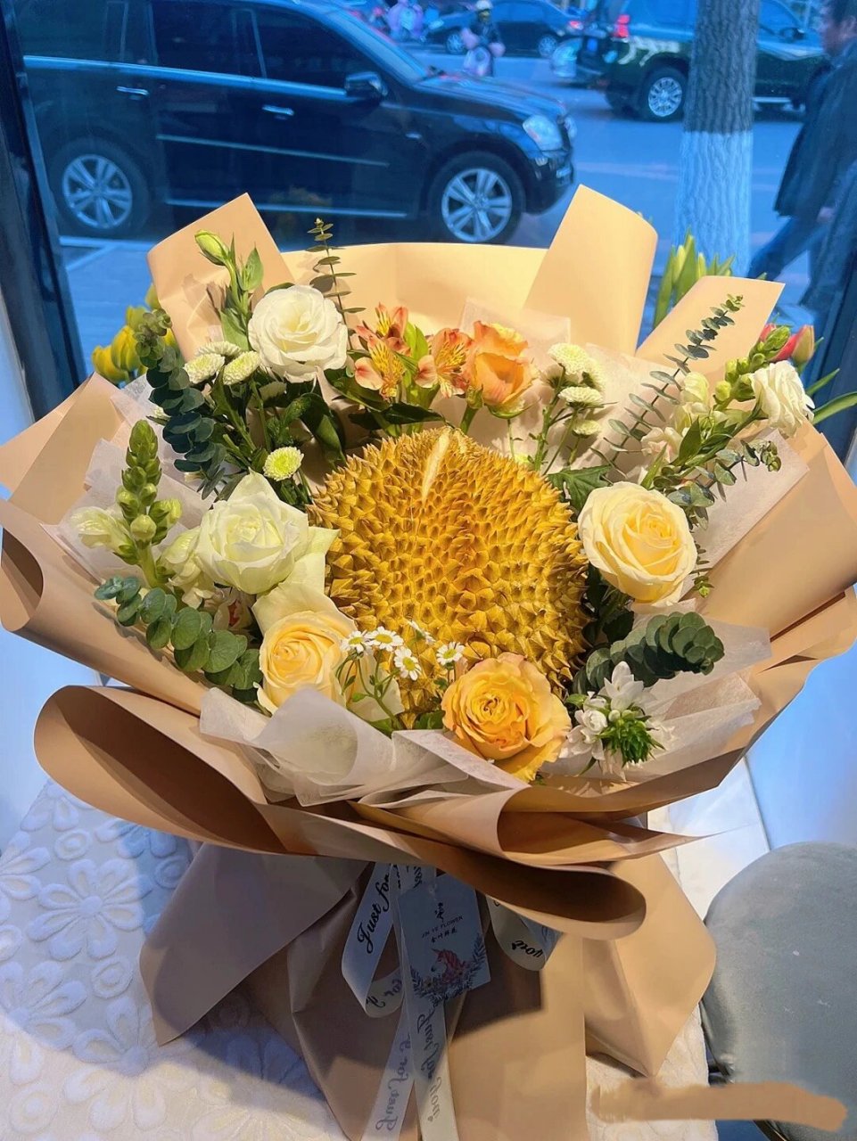 榴莲花束98留(榴)恋(莲)花 榴莲花束的寓意:把所有的爱和思念给给你