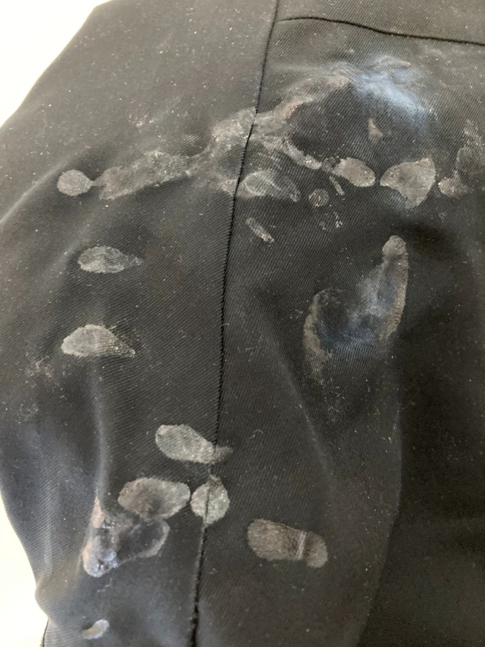 裤子有点小贵用胶水粘鞋子,不小心弄撒,弄到裤子上了,好心痛,大家有