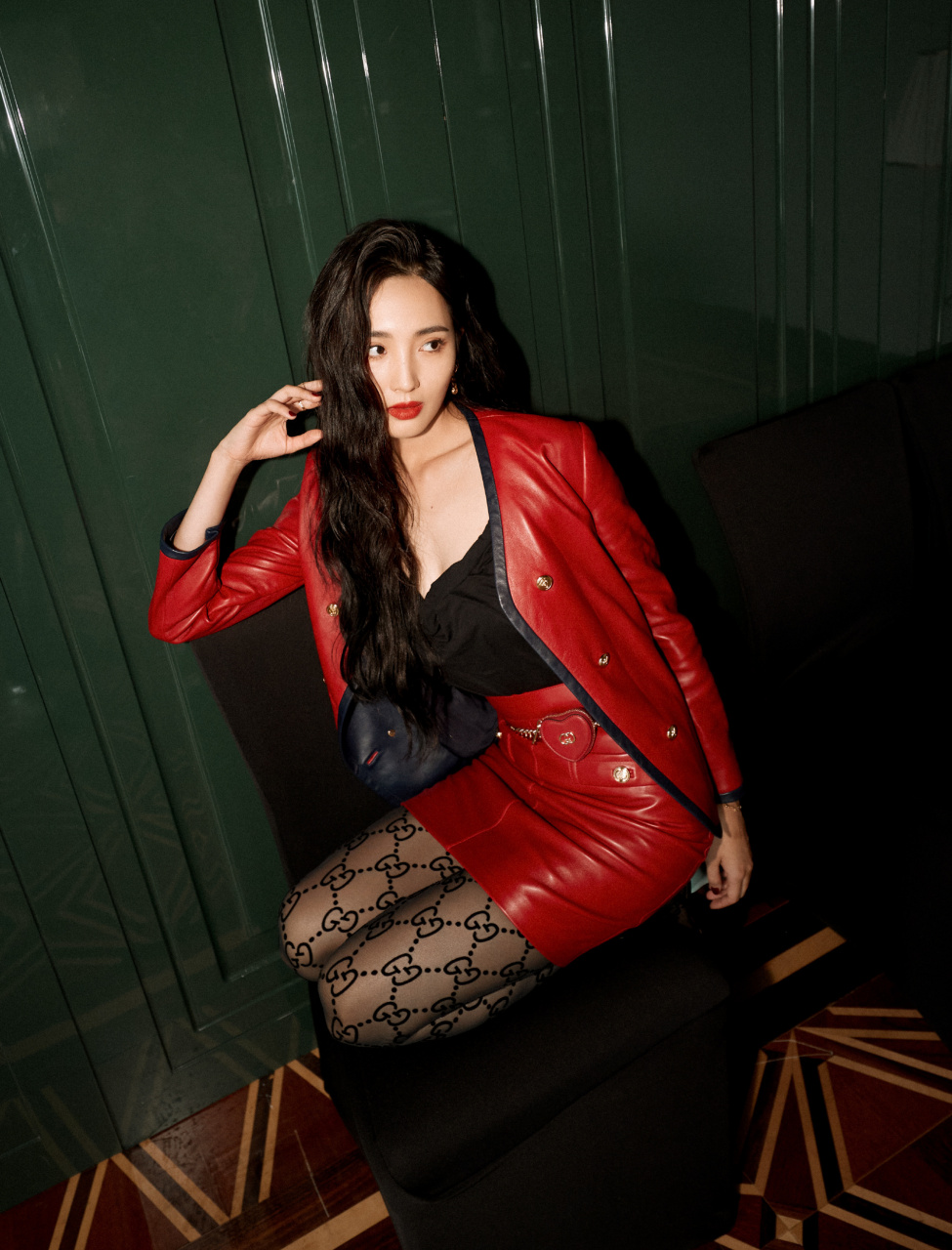 王紫璇,卷发红唇,皮裙黑丝好身材