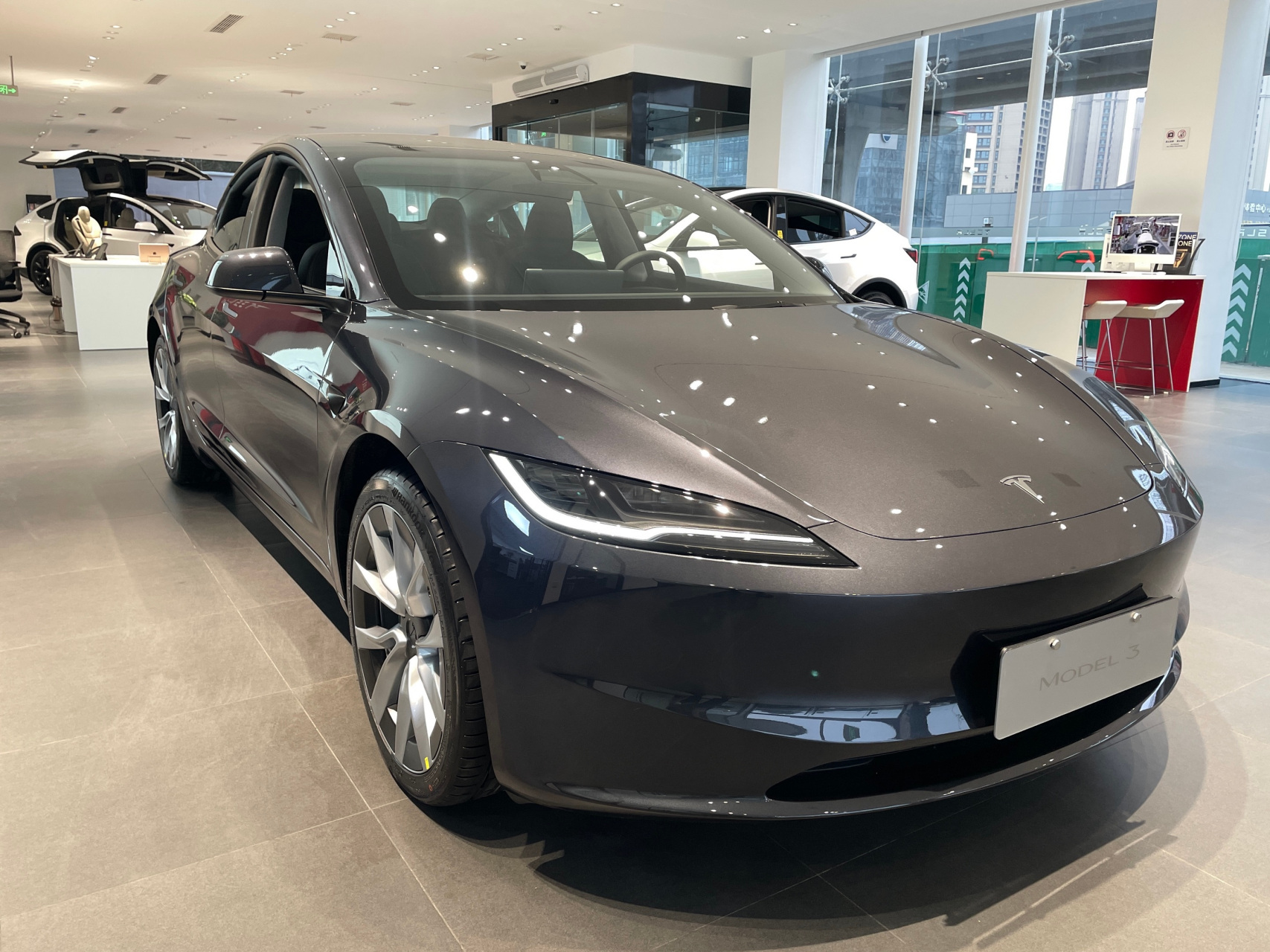 model3焕新版展车已经抵达青岛,就在前不久刚开业的重庆南路特斯拉