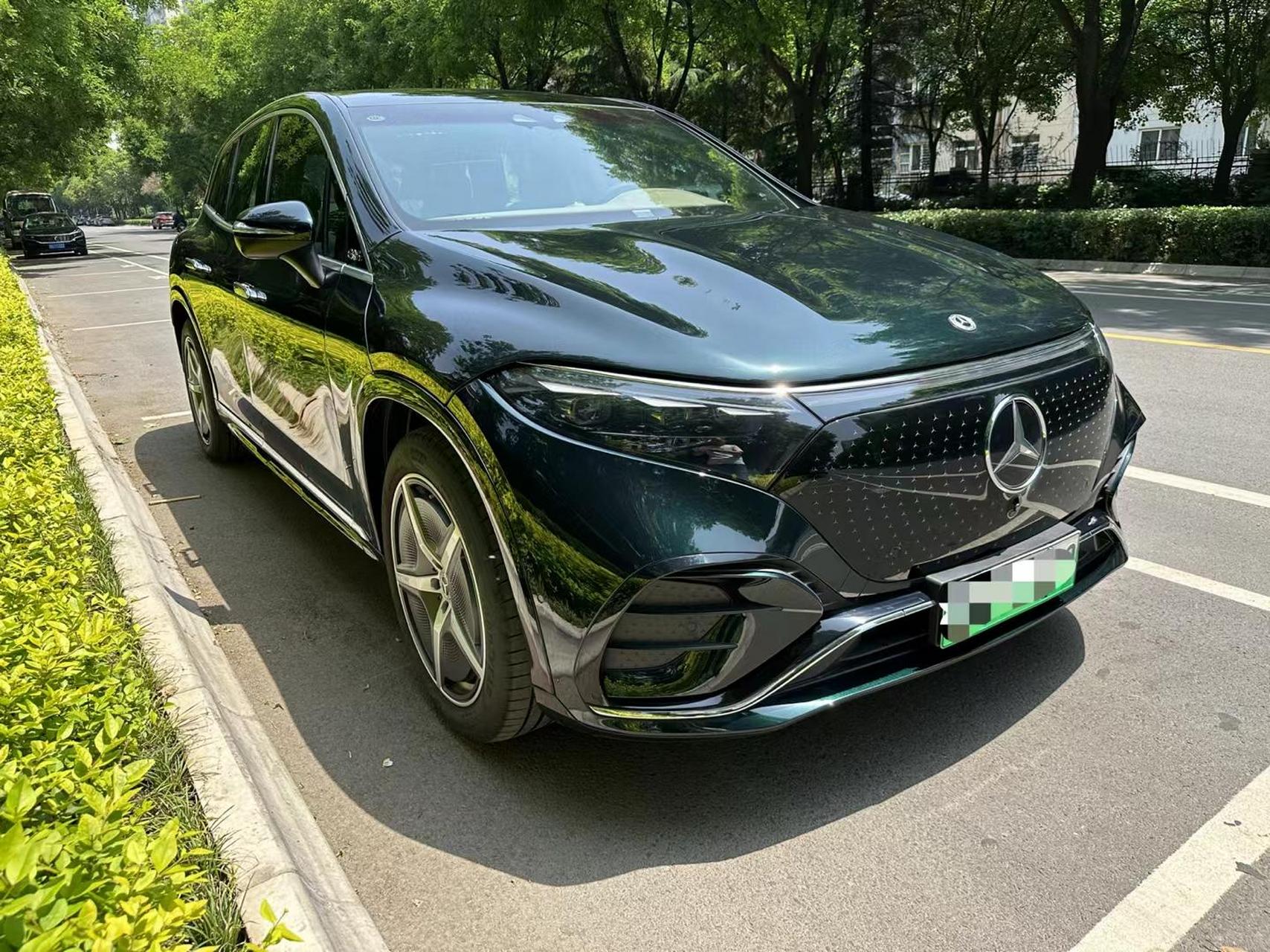 熠熠生辉的祖母石绿 2023年8月的整车原装进口奔驰eqs suv 450先锋版