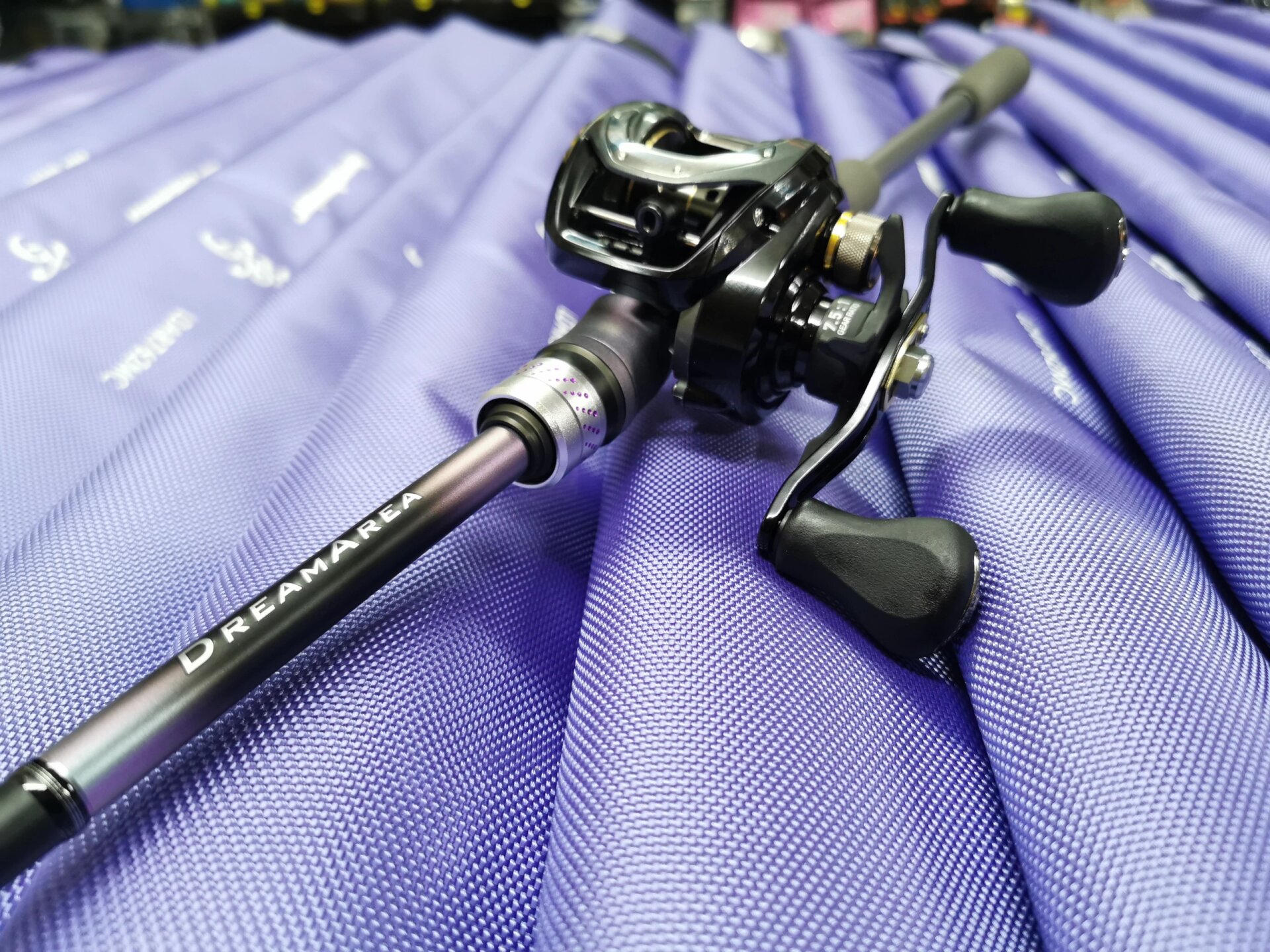 比起台钓的鱼饵抛下去等上钩的来说更加积极,国产中高端路亚品牌领峰